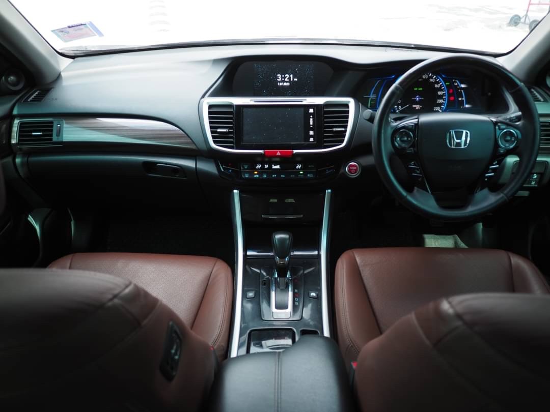 2017 Honda Accord สีเทา (รูปที่ 3)