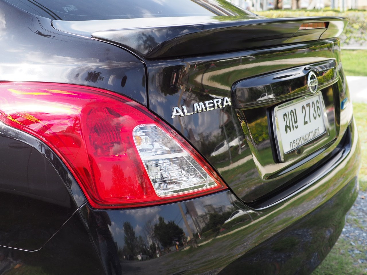 2012 Nissan Almera สีดำ (รูปที่ 6)