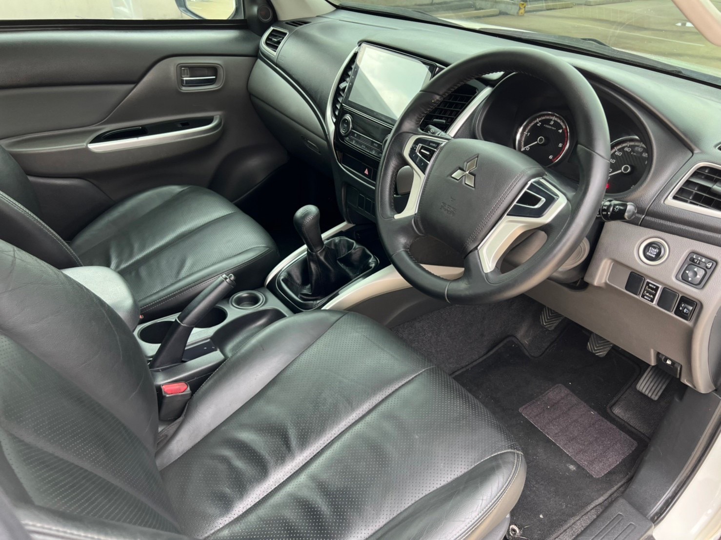 2017 Mitsubishi Triton Mega cab สีขาว (รูปที่ 11)