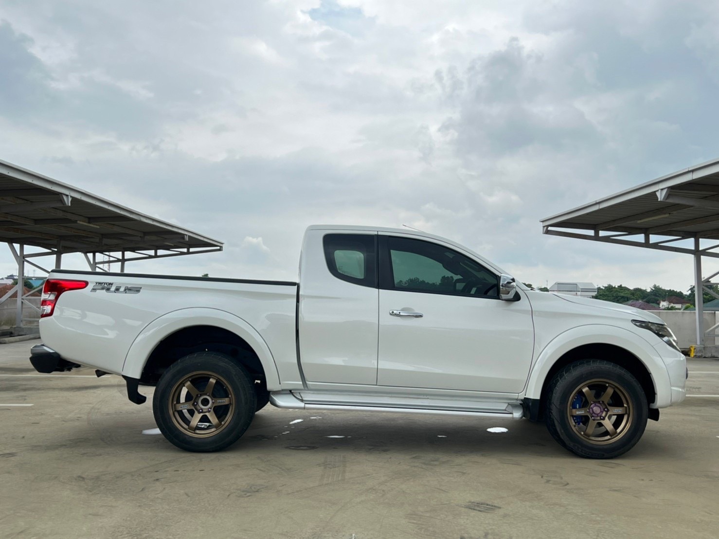 2017 Mitsubishi Triton Mega cab สีขาว