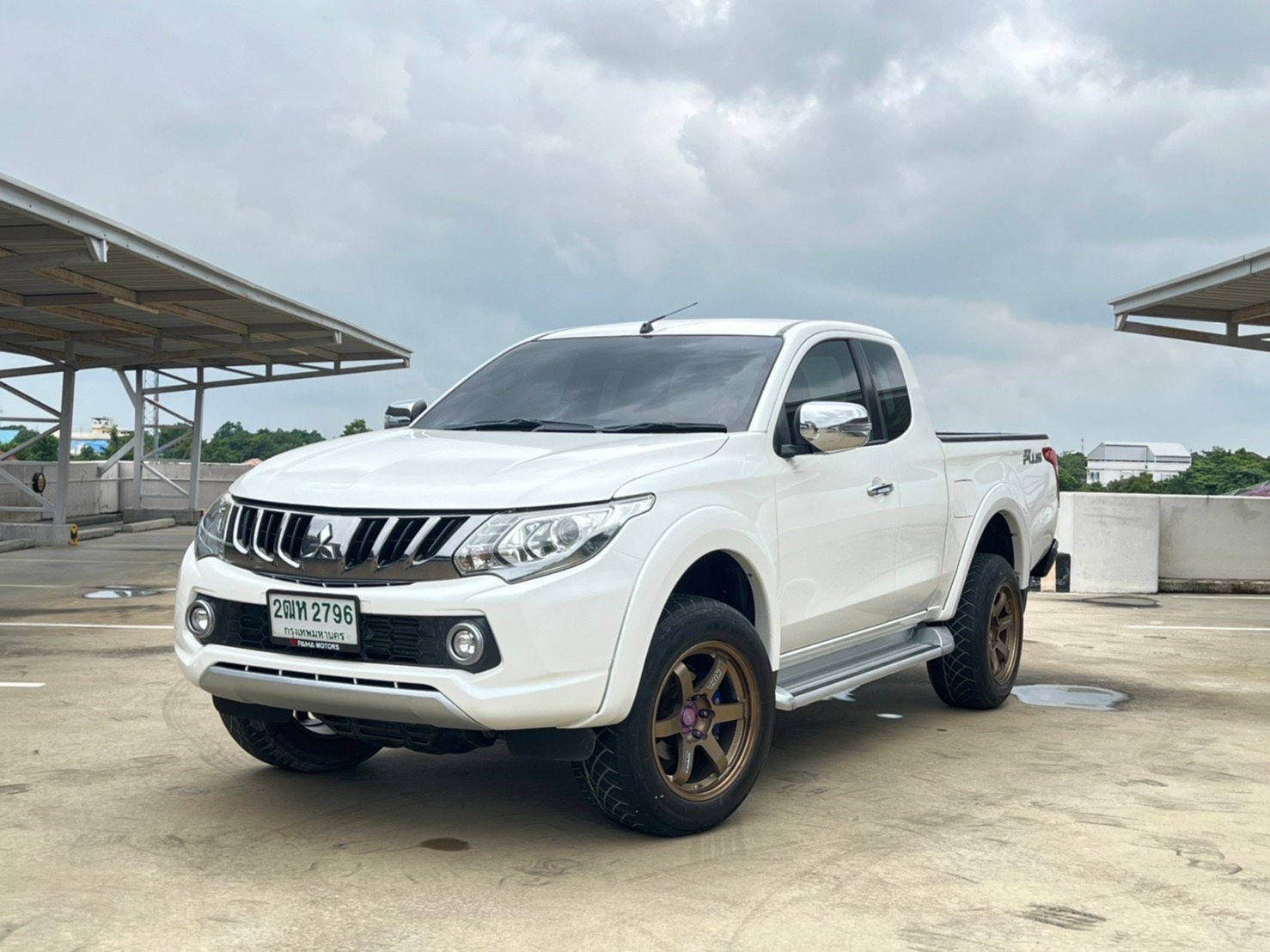 2017 Mitsubishi Triton Mega cab สีขาว (รูปที่ 2)
