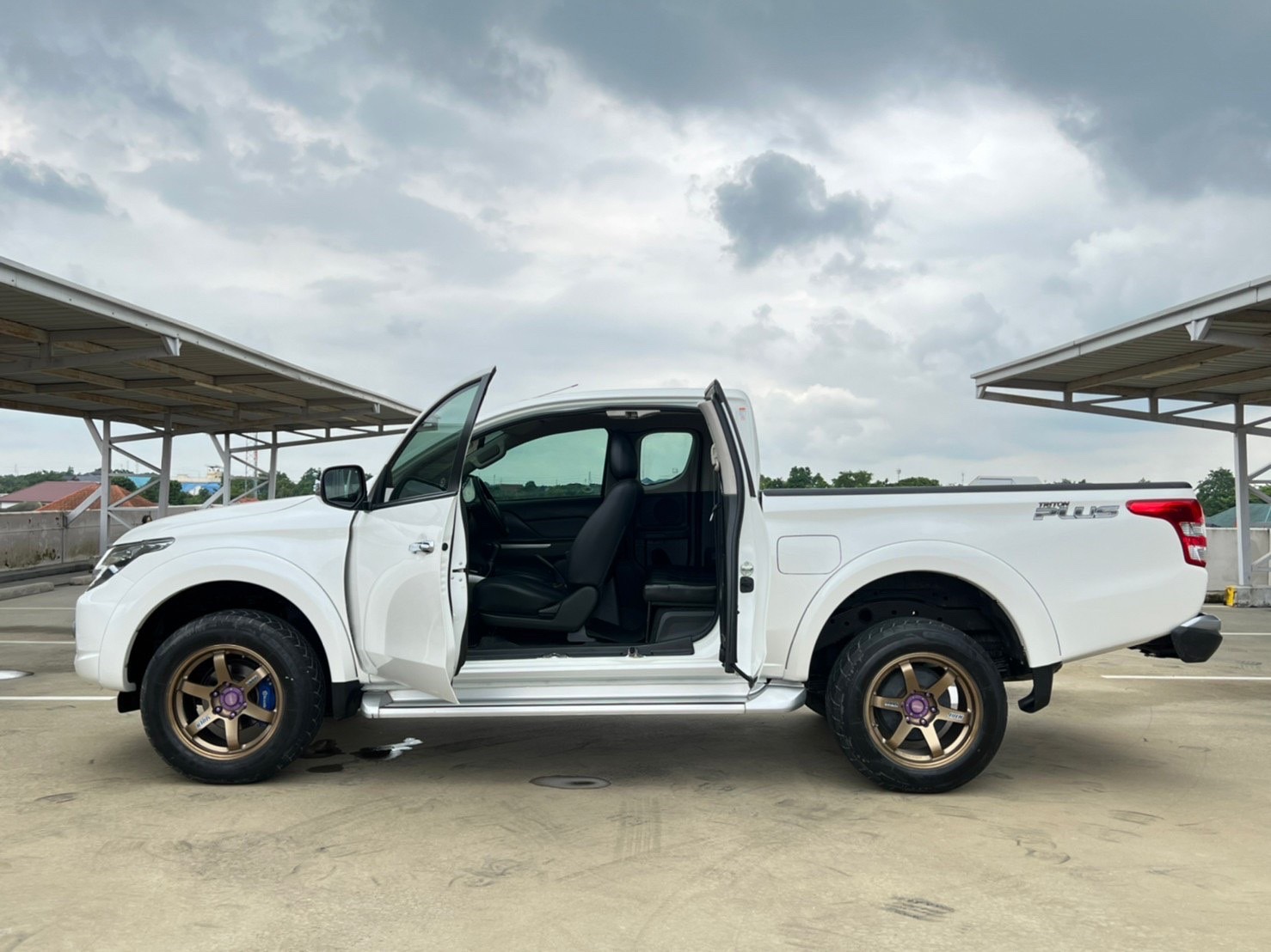 2017 Mitsubishi Triton Mega cab สีขาว