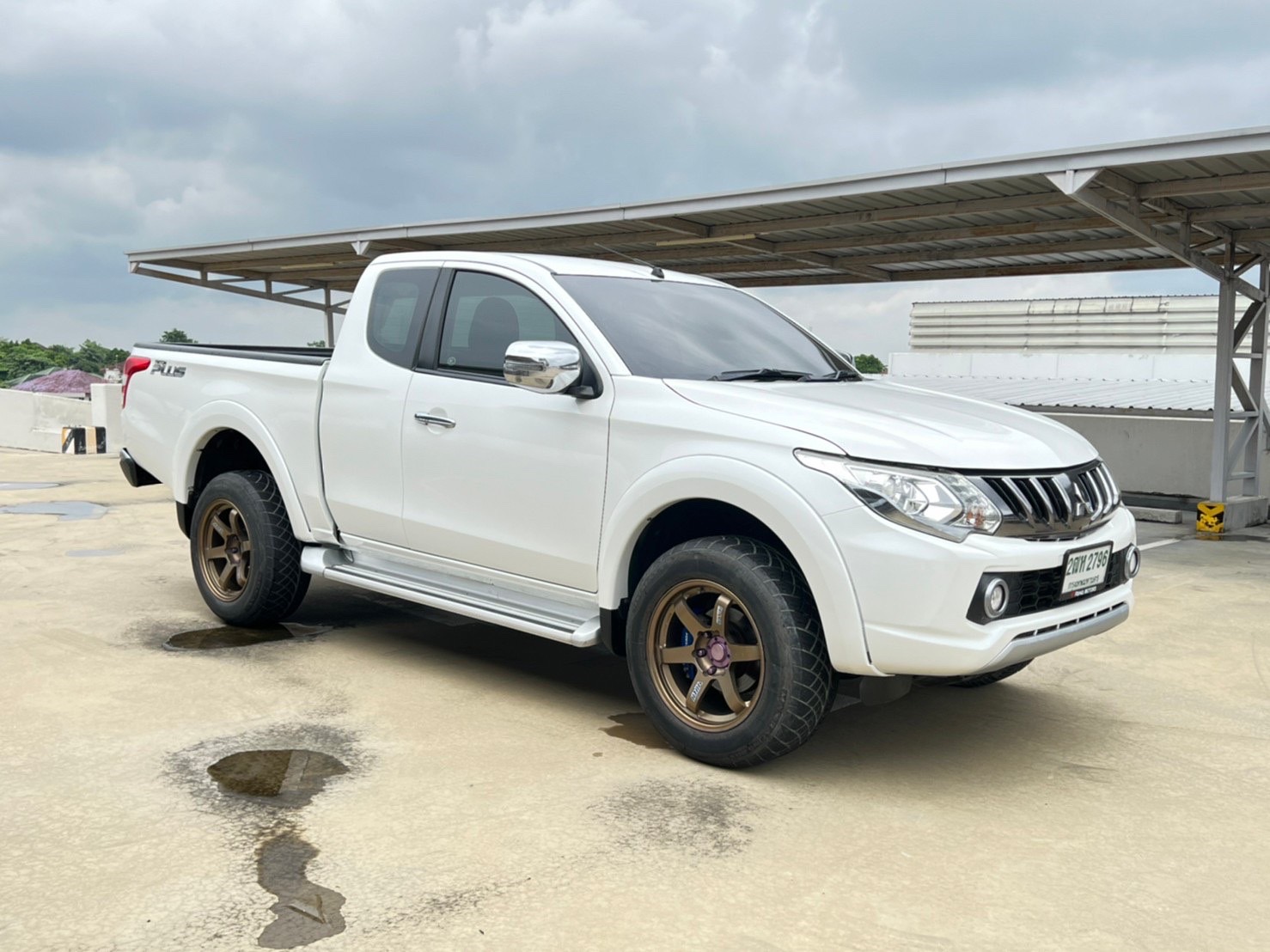 2017 Mitsubishi Triton Mega cab สีขาว (รูปที่ 4)