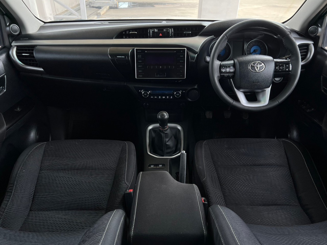 2015 Toyota Hilux Revo Smart cab สีขาว (รูปที่ 15)