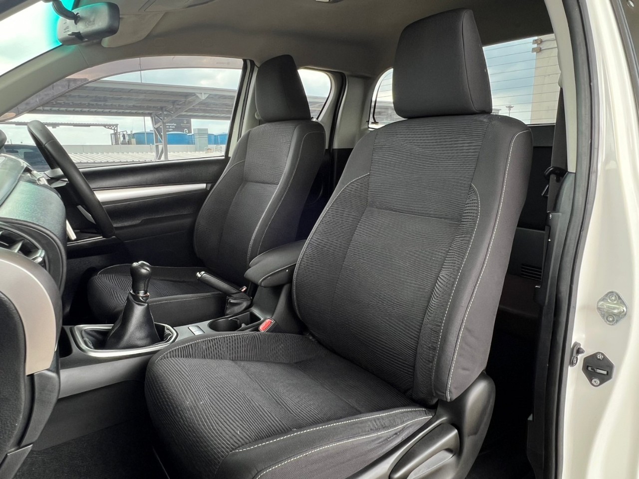 2015 Toyota Hilux Revo Smart cab สีขาว (รูปที่ 11)