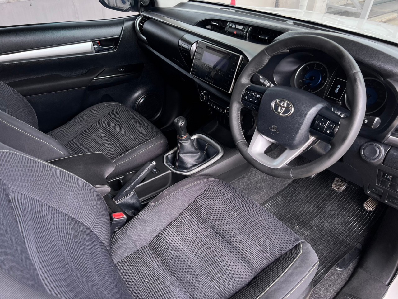 2015 Toyota Hilux Revo Smart cab สีขาว (รูปที่ 10)