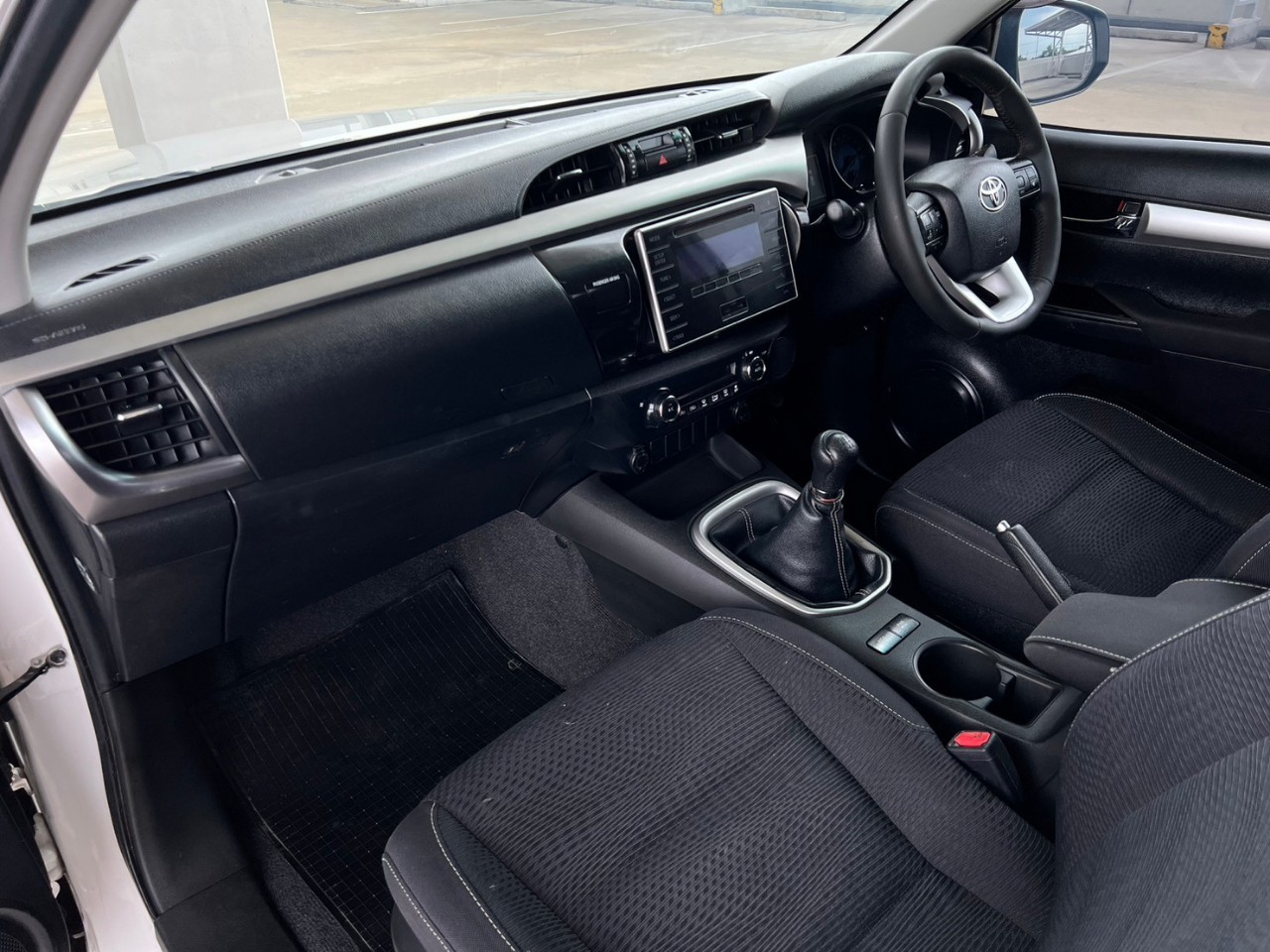 2015 Toyota Hilux Revo Smart cab สีขาว (รูปที่ 13)