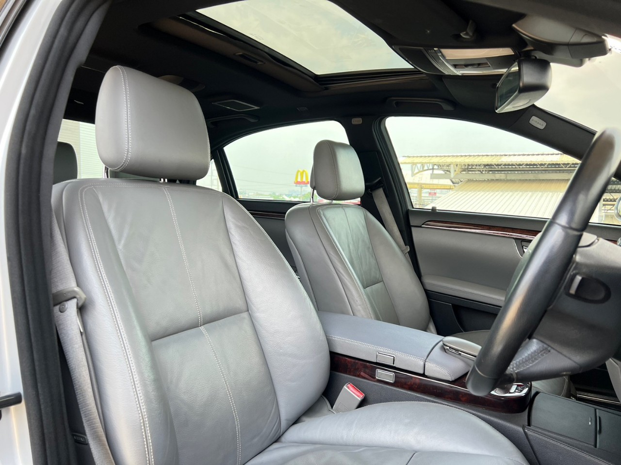 2008 Mercedes-Benz S-Class W221 S300 สีเงิน (รูปที่ 11)