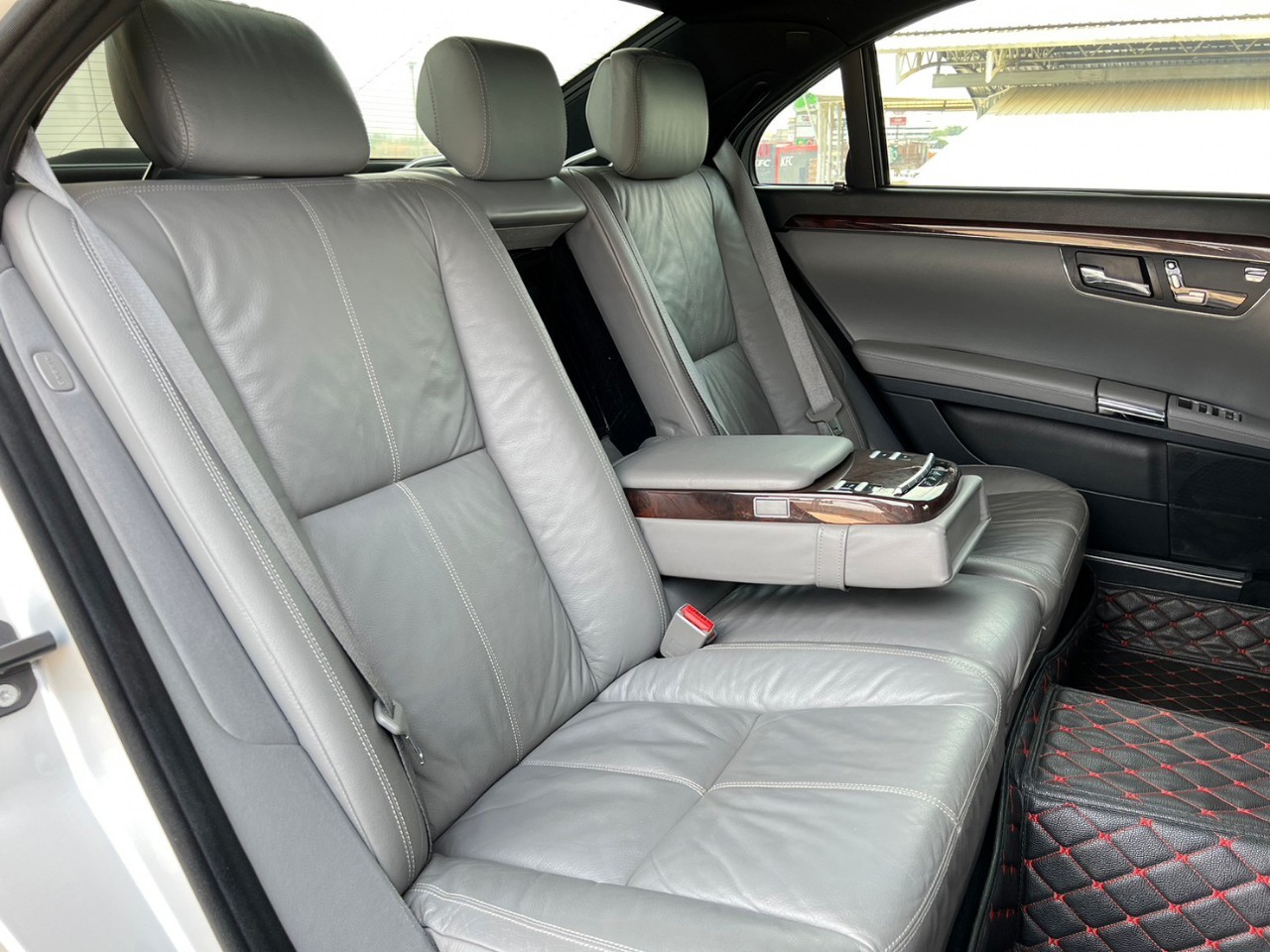 2008 Mercedes-Benz S-Class W221 S300 สีเงิน (รูปที่ 16)
