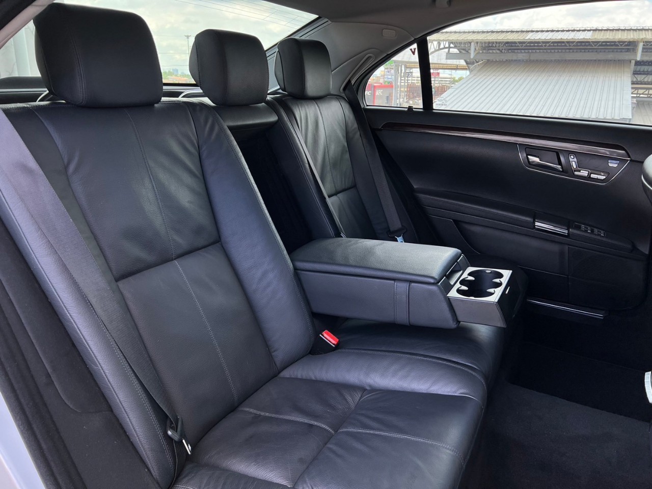 2007 Mercedes-Benz S-Class W221 S500 สีเงิน (รูปที่ 16)