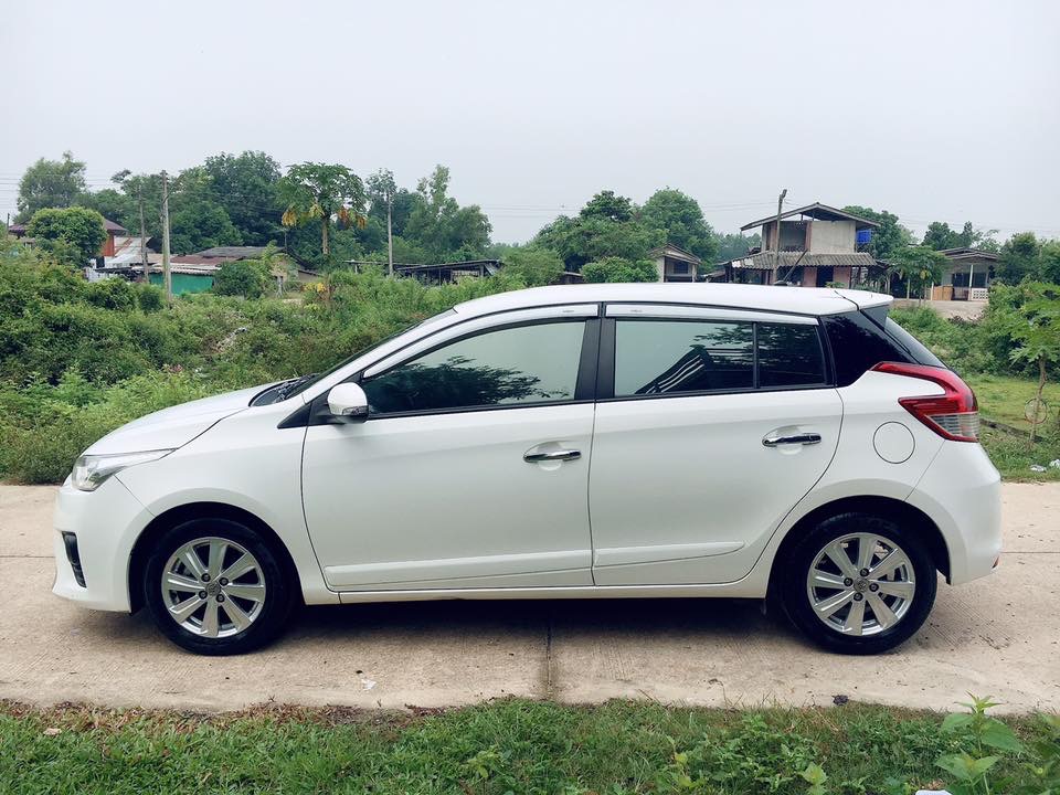 Toyota Yaris ปี 2014 สีขาว (รูปที่ 2)