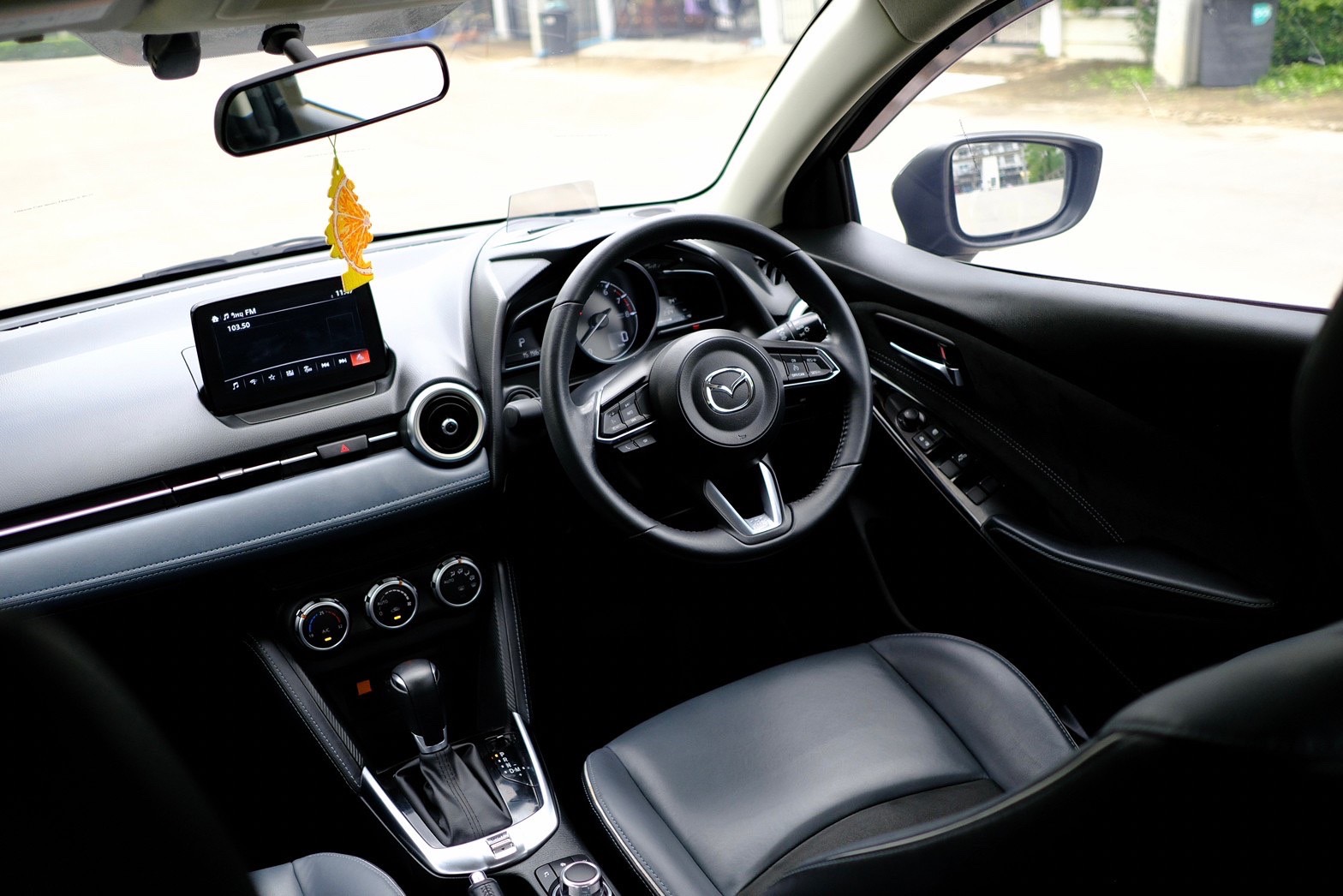 Mazda 2 1.3 S leather auto ไมล์แท้ 15,000 กม. รถสวยตรงปก