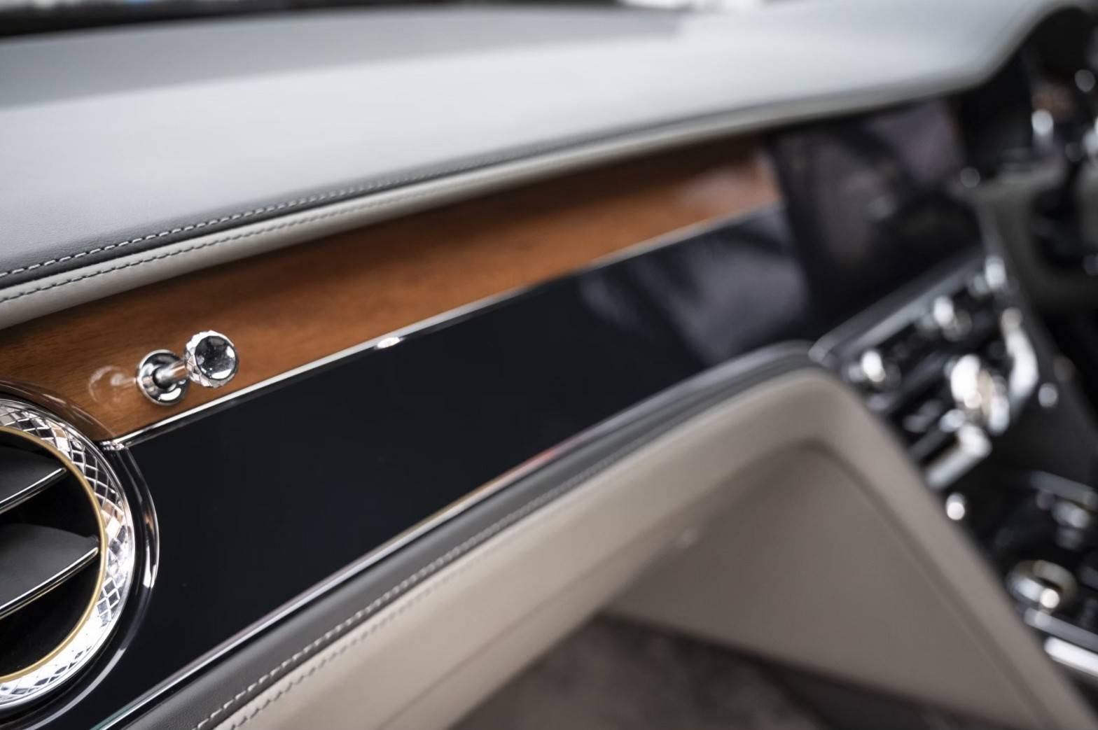 2021 Bentley Turbo R สีดำ (รูปที่ 8)