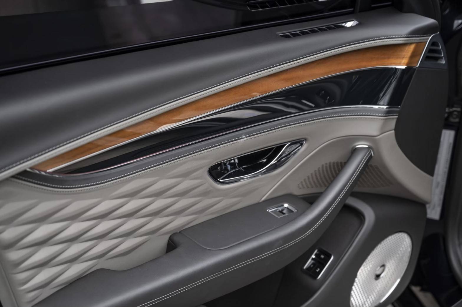 2021 Bentley Turbo R สีดำ (รูปที่ 16)