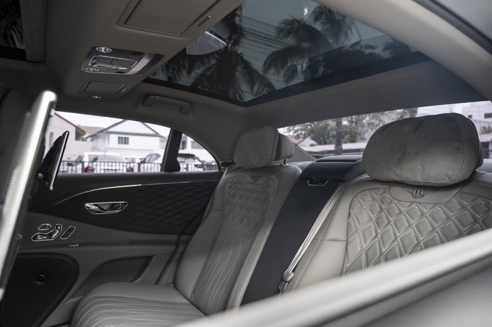 2021 Bentley Turbo R สีดำ (รูปที่ 14)