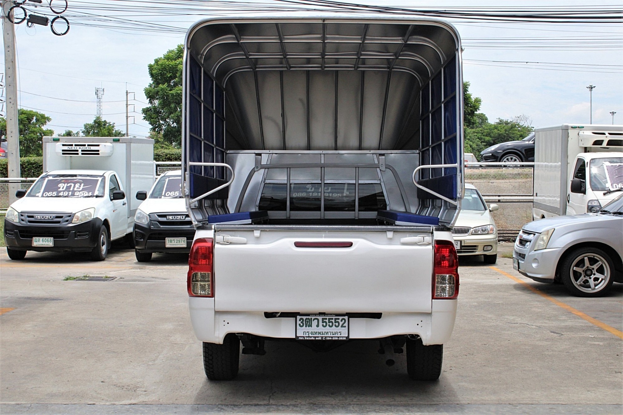 2016 Toyota Hilux Revo 2.4 J M/T สีขาว เกียร์ธรรมดา พร้อมหลังคานั่งสองแถวของใหม่ เหมาะเอาไปรับส่งคนงาน จัดได้ 390000 บาท