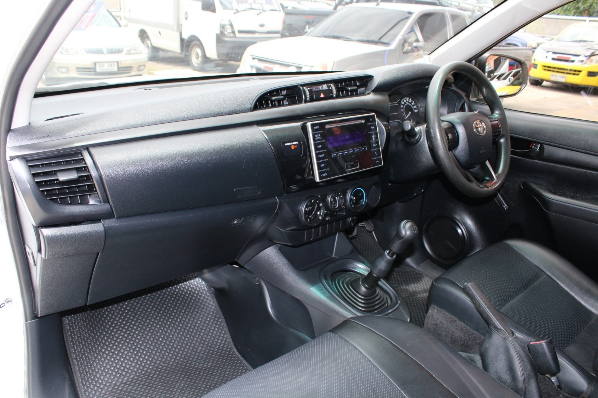 2016 Toyota Hilux Revo 2.4 J M/T สีขาว เกียร์ธรรมดา พร้อมหลังคานั่งสองแถวของใหม่ เหมาะเอาไปรับส่งคนงาน จัดได้ 390000 บาท (รูปที่ 8)