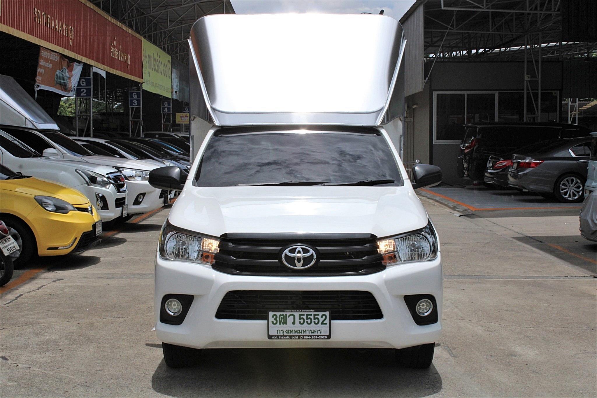2016 Toyota Hilux Revo 2.4 J M/T สีขาว เกียร์ธรรมดา พร้อมหลังคานั่งสองแถวของใหม่ เหมาะเอาไปรับส่งคนงาน จัดได้ 390000 บาท