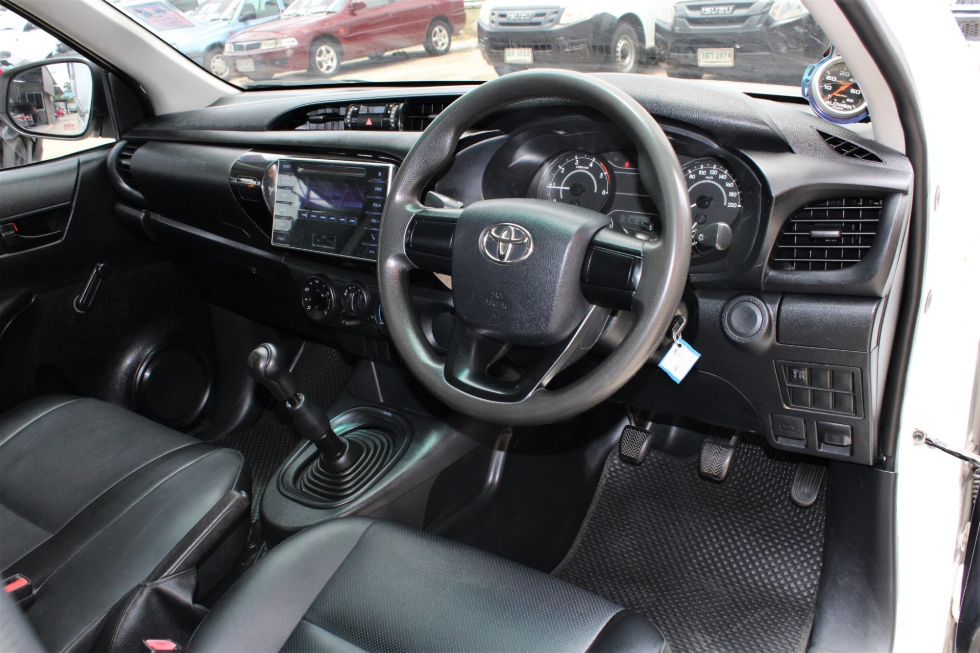 2016 Toyota Hilux Revo 2.4 J M/T สีขาว เกียร์ธรรมดา พร้อมหลังคานั่งสองแถวของใหม่ เหมาะเอาไปรับส่งคนงาน จัดได้ 390000 บาท