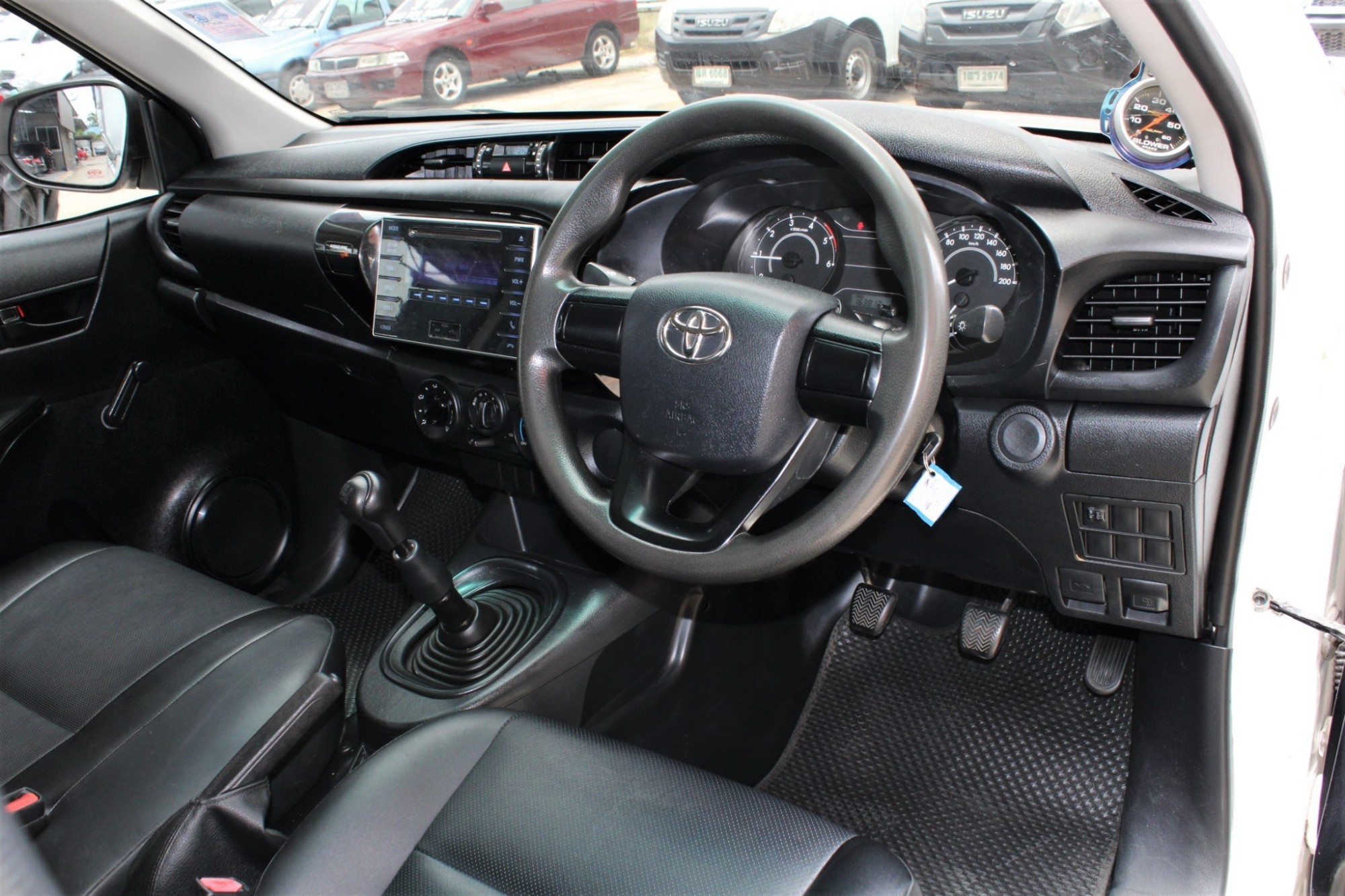 2016 Toyota Hilux Revo 2.4 J M/T สีขาว เกียร์ธรรมดา พร้อมหลังคานั่งสองแถวของใหม่ เหมาะเอาไปรับส่งคนงาน จัดได้ 390000 บาท (รูปที่ 5)