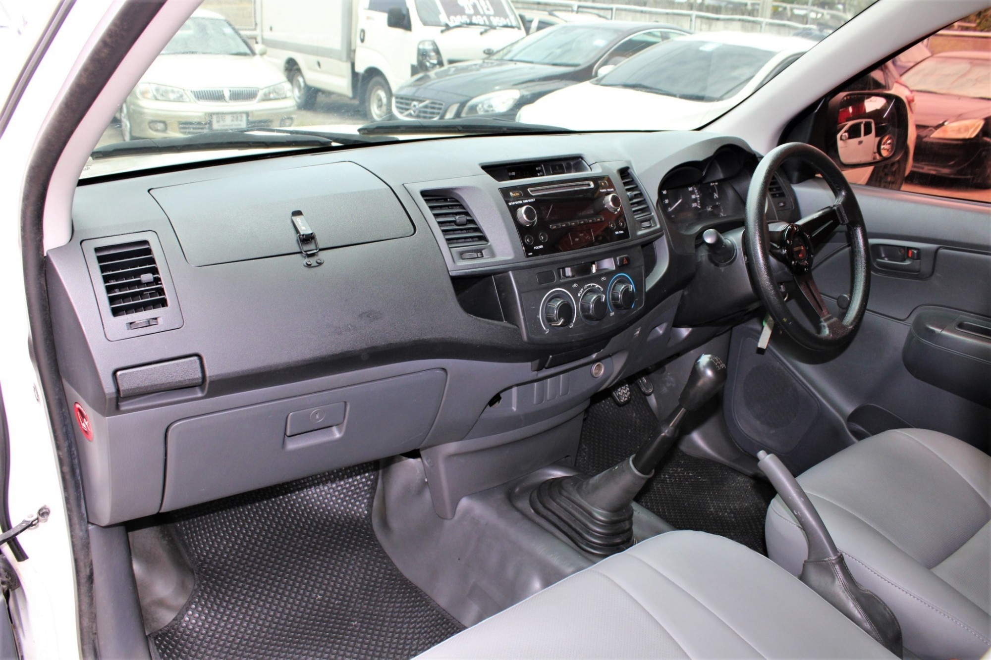 2014 Toyota Hilux Vigo CHAMP 2.5 J SINGLE MT สีขาว พร้อมหลังคาตู้ทึบของใหม่ ขนาด 2.10เมตร พร้อมใช้งานเชิงพานิชย์ทุกประเภท เอาไปรวยแน่นอน จัดได้เต็ม (รูปที่ 4)