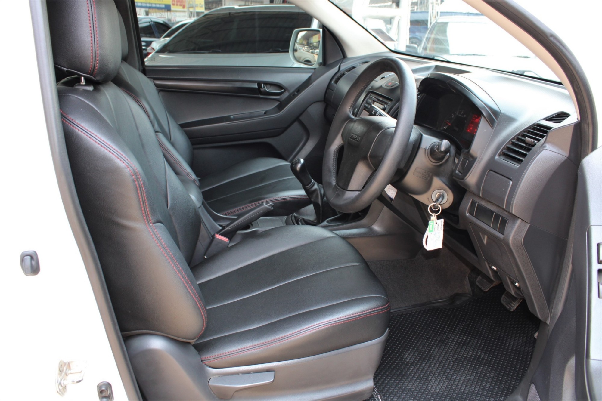 2012 Isuzu D-Max 2.5 S SPACE CAB MT สีขาว เกียร์ธรรมดา ผ่อน 6xxx รถบ้านมือเดียวลำดับที่1 สวยไม่มีอุบัติเหตุ เครื่องเกียร์ช่วงล่างเดิมขับดี จัดได้ล้น (รูปที่ 7)