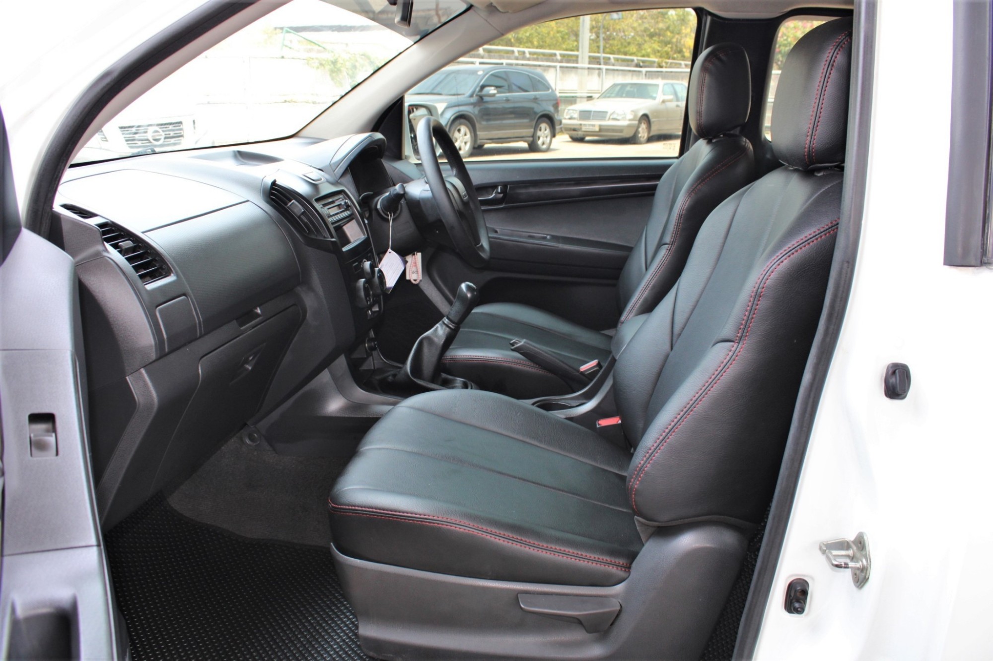 2012 Isuzu D-Max 2.5 S SPACE CAB MT สีขาว เกียร์ธรรมดา ผ่อน 6xxx รถบ้านมือเดียวลำดับที่1 สวยไม่มีอุบัติเหตุ เครื่องเกียร์ช่วงล่างเดิมขับดี จัดได้ล้น (รูปที่ 8)