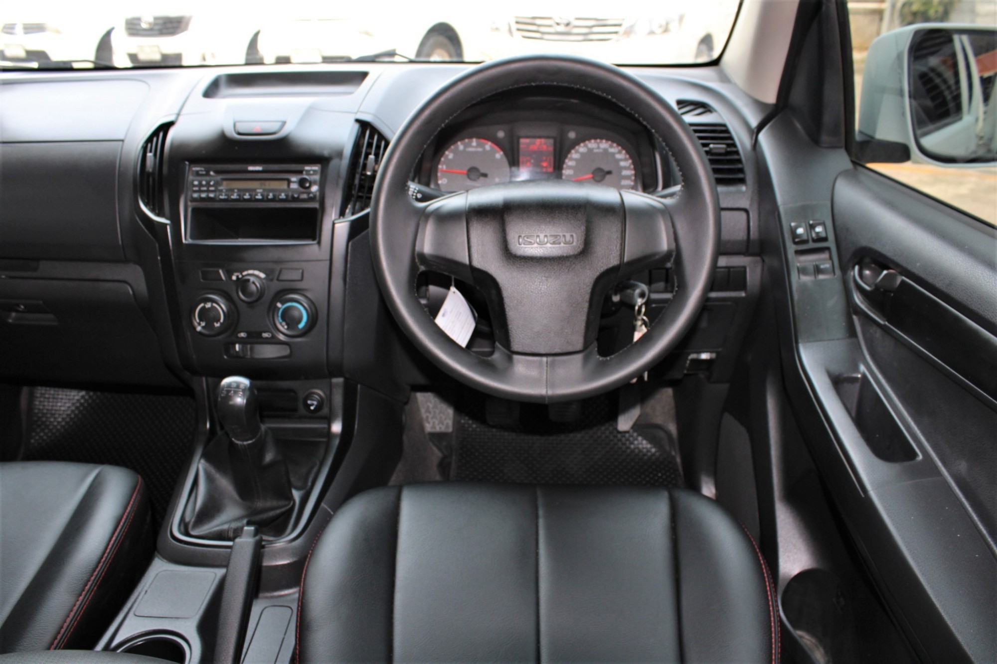 2012 Isuzu D-Max 2.5 S SPACE CAB MT สีขาว เกียร์ธรรมดา ผ่อน 6xxx รถบ้านมือเดียวลำดับที่1 สวยไม่มีอุบัติเหตุ เครื่องเกียร์ช่วงล่างเดิมขับดี จัดได้ล้น (รูปที่ 9)