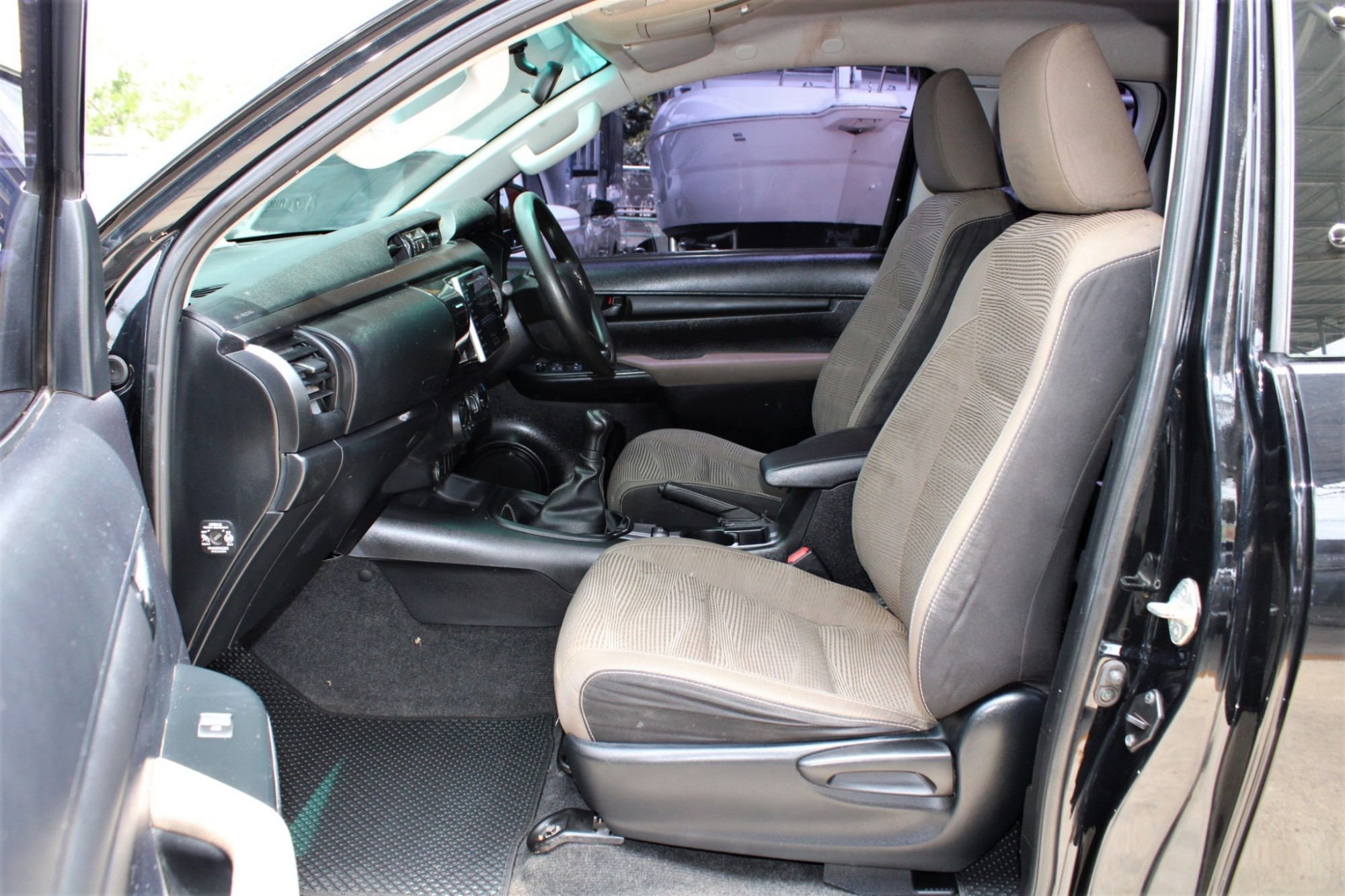 จัดได้5แสนต้นเหลือๆ 2016 Toyota Hilux Revo 2.4 E SMARTCAB Prerunner MT สีดำ เกียร์ธรรมดา 6 Speed (รูปที่ 9)