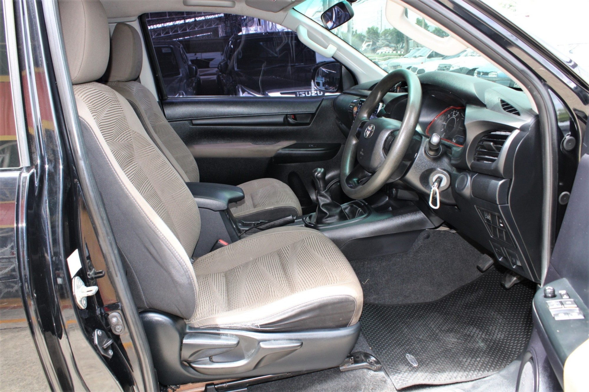 จัดได้5แสนต้นเหลือๆ 2016 Toyota Hilux Revo 2.4 E SMARTCAB Prerunner MT สีดำ เกียร์ธรรมดา 6 Speed (รูปที่ 13)