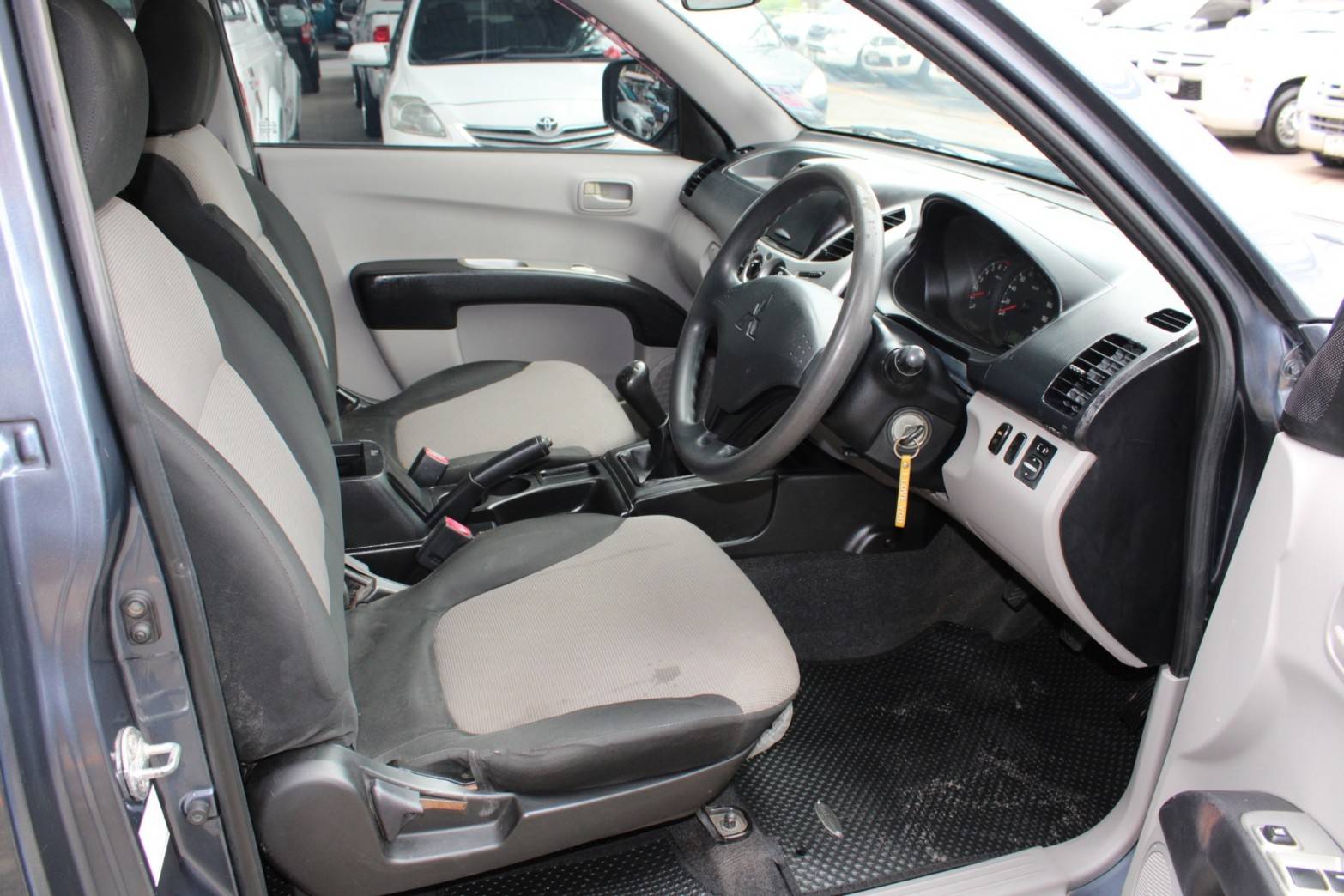 กะบะแคปผ่อน3000 ประวัติดีฟรีดาวน์ ออกรถ 0 บาท 2010 Mitsubishi Triton 2.4 GLX MEGA CAB MT สีน้ำเงิน เกียร์ธรรมดา เบนซิล (รูปที่ 4)