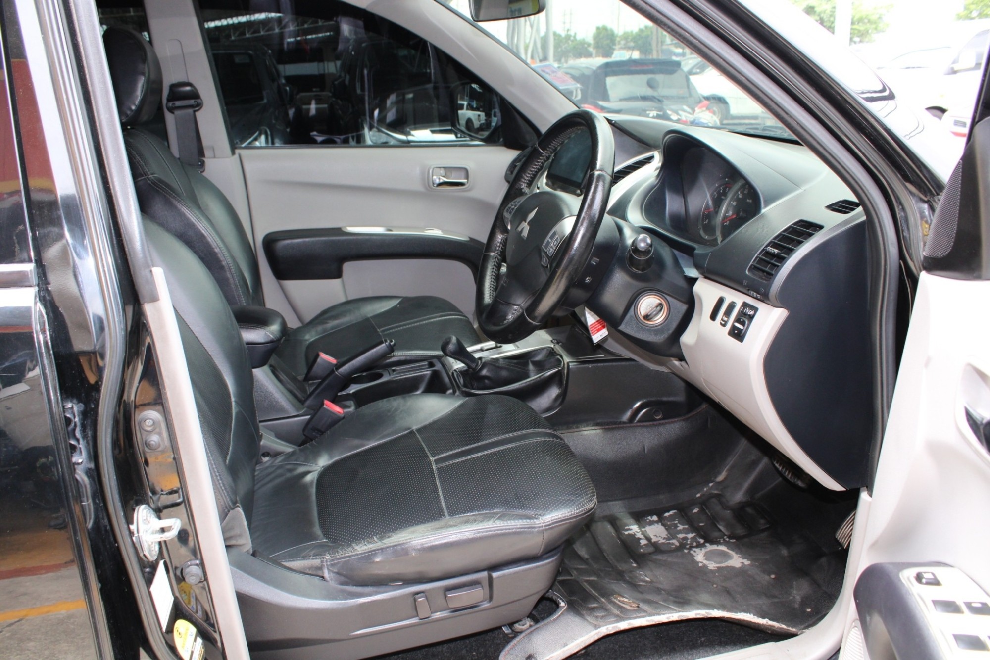 4x4 Mitsubishi Triton 2.5 DOUBLE CAB GLS 4WD AT สีดำ เกียร์ออโต้ 4ประตู (รูปที่ 9)