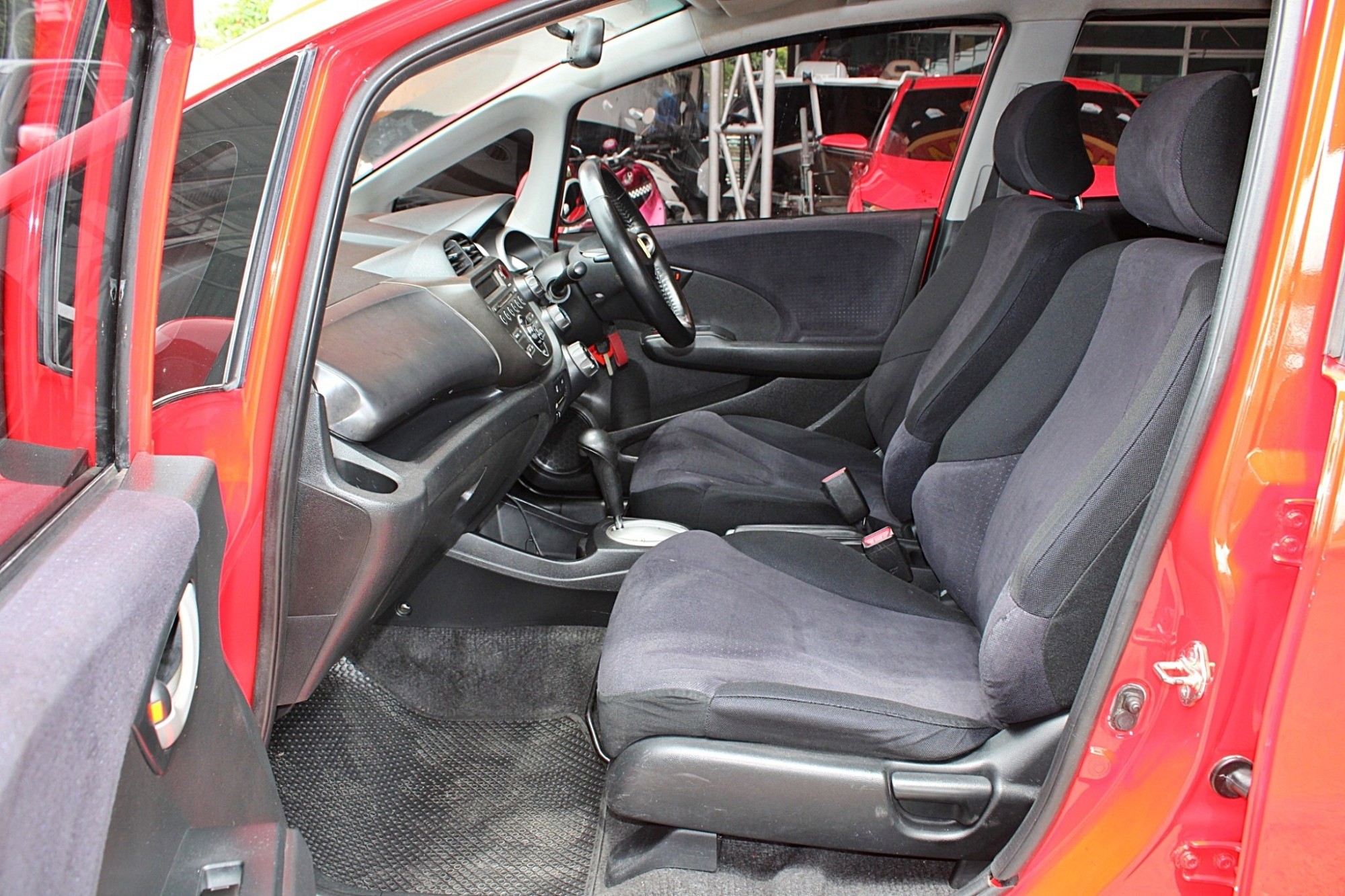 ผ่อน 4xxx 2009 Honda Jazz 1.5 V i-VTEC AT สีแดงนกแก้ว เกียร์ออโต้ ทรงดีสีใหม่ ไม่มีชนอุบัติเหตุหนัก ภายในเดิม เครื่องเดิมๆ (รูปที่ 6)