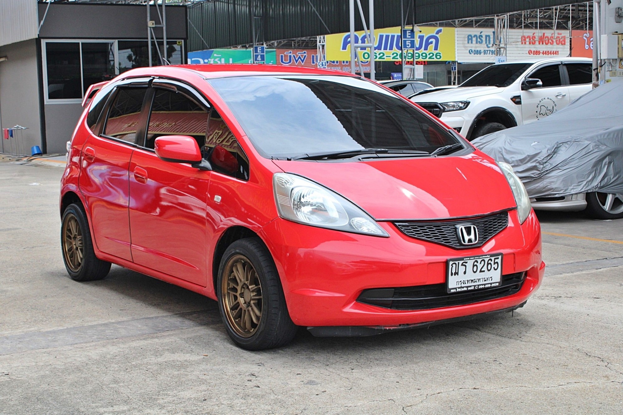 ผ่อน 4xxx 2009 Honda Jazz 1.5 V i-VTEC AT สีแดงนกแก้ว เกียร์ออโต้ ทรงดีสีใหม่ ไม่มีชนอุบัติเหตุหนัก ภายในเดิม เครื่องเดิมๆ