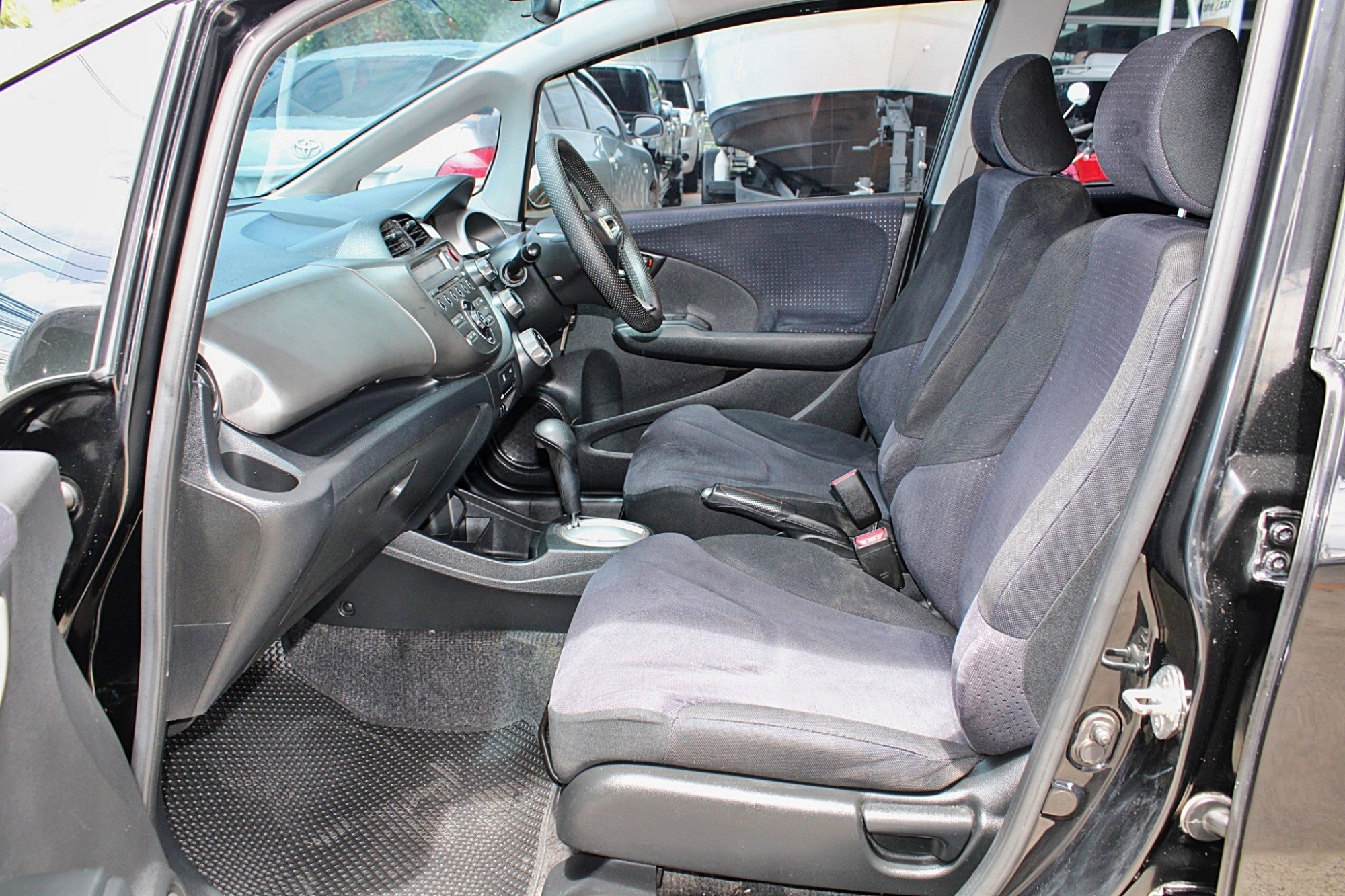 2010 Honda Jazz 1.5 S i-VTEC A/T สีดำ ออโต้ รถเดิมมากๆไม่แต่งอะไรเลย ไม่มีชน ขับดี (รูปที่ 10)