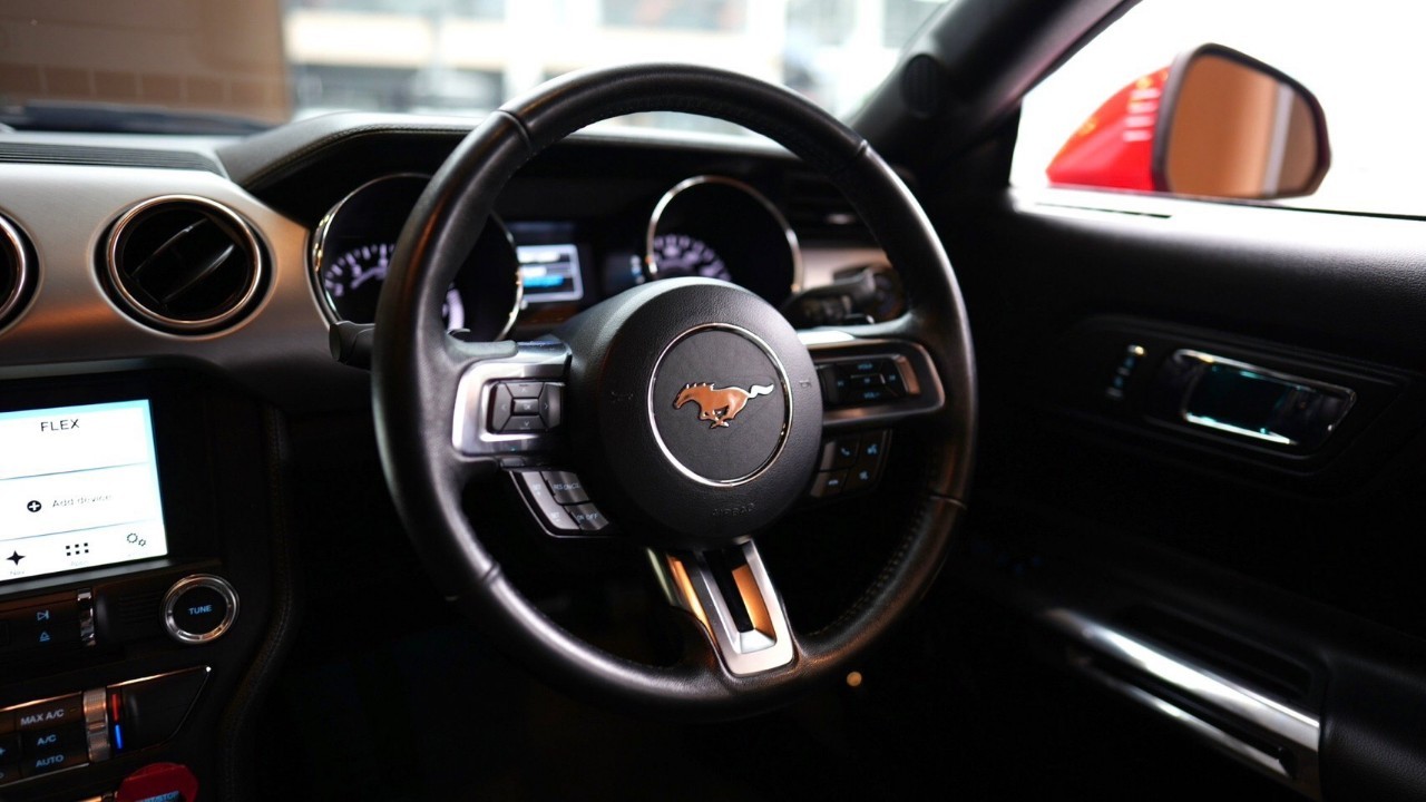 2016 Ford Mustang สีแดง (รูปที่ 16)