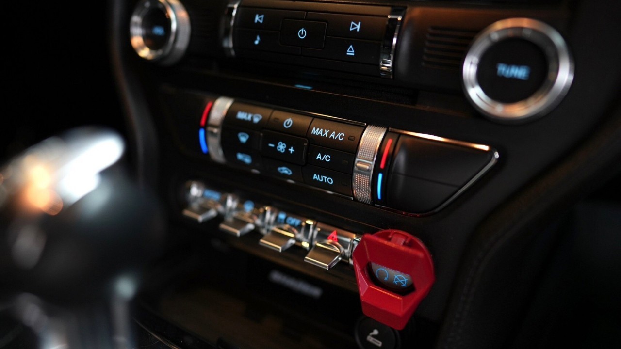 2016 Ford Mustang สีแดง (รูปที่ 12)