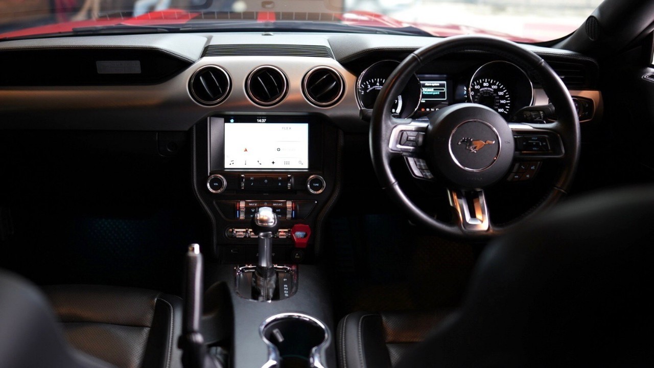 2016 Ford Mustang สีแดง (รูปที่ 9)