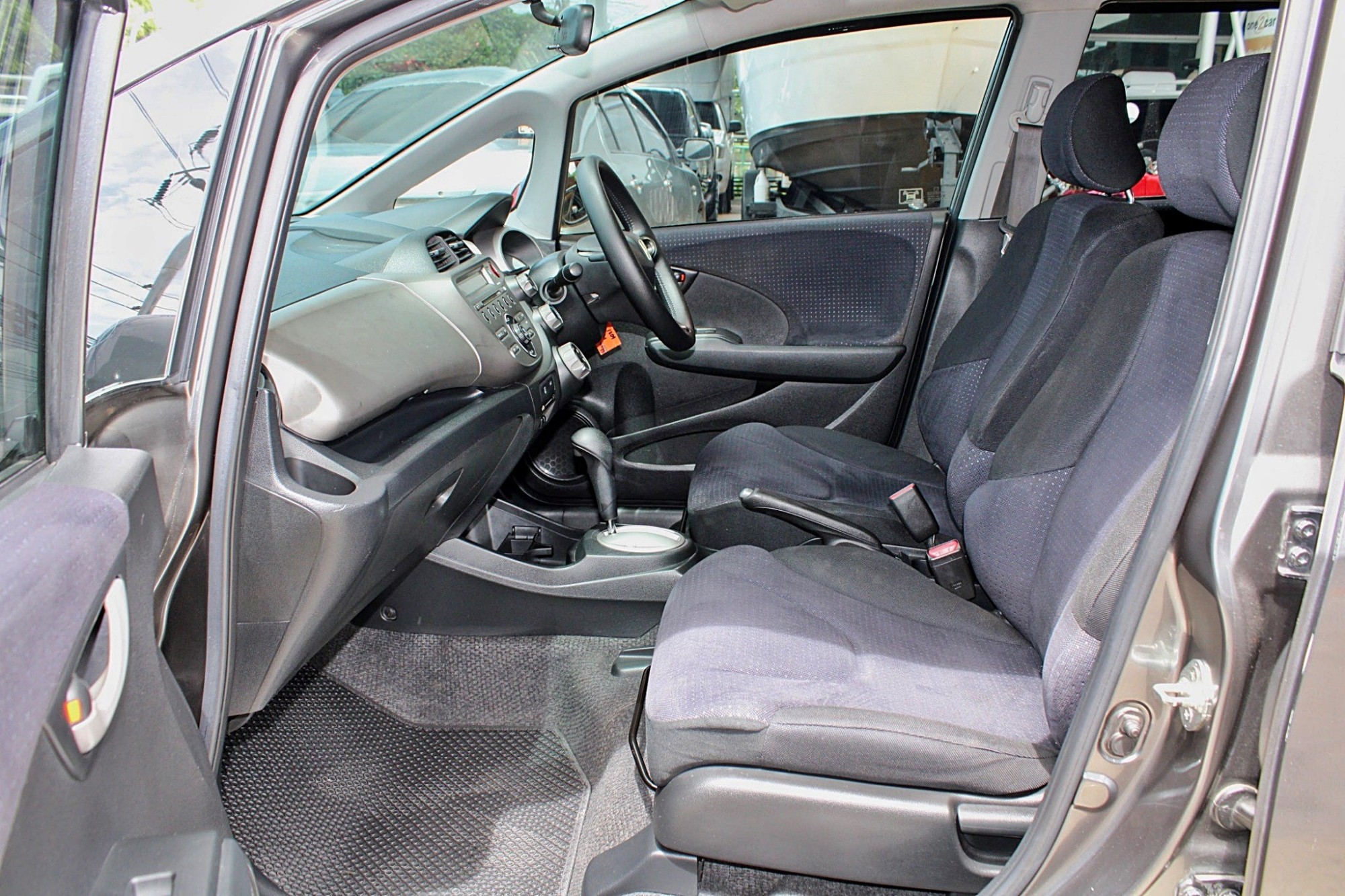 2011 Honda Jazz GE 1.5 V i-VTEC AT สีเทา เกียร์ออโต้ เบาะผ้าเดิม ไม่เคยมีอุบัติเหตุหนัก ไม่เคยแก๊ส ขับดี เครื่องช่วงล่างดีเลย จัดได้ท่วม ฟรีดาวน์ได้ (รูปที่ 5)