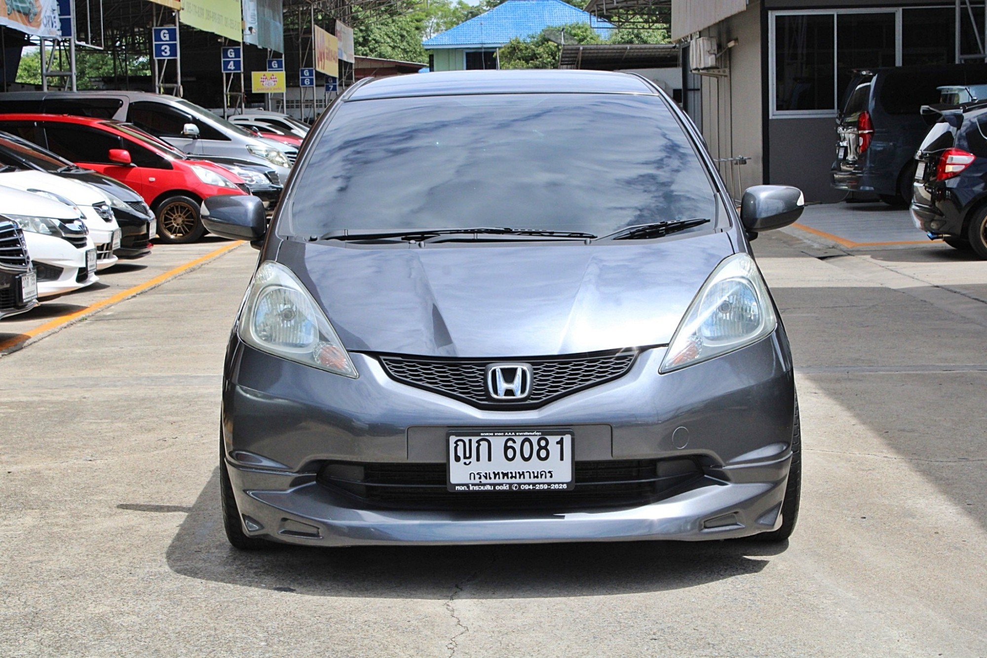 2011 Honda Jazz GE 1.5 V i-VTEC AT สีเทา เกียร์ออโต้ เบาะผ้าเดิม ไม่เคยมีอุบัติเหตุหนัก ไม่เคยแก๊ส ขับดี เครื่องช่วงล่างดีเลย จัดได้ท่วม ฟรีดาวน์ได้ (รูปที่ 2)