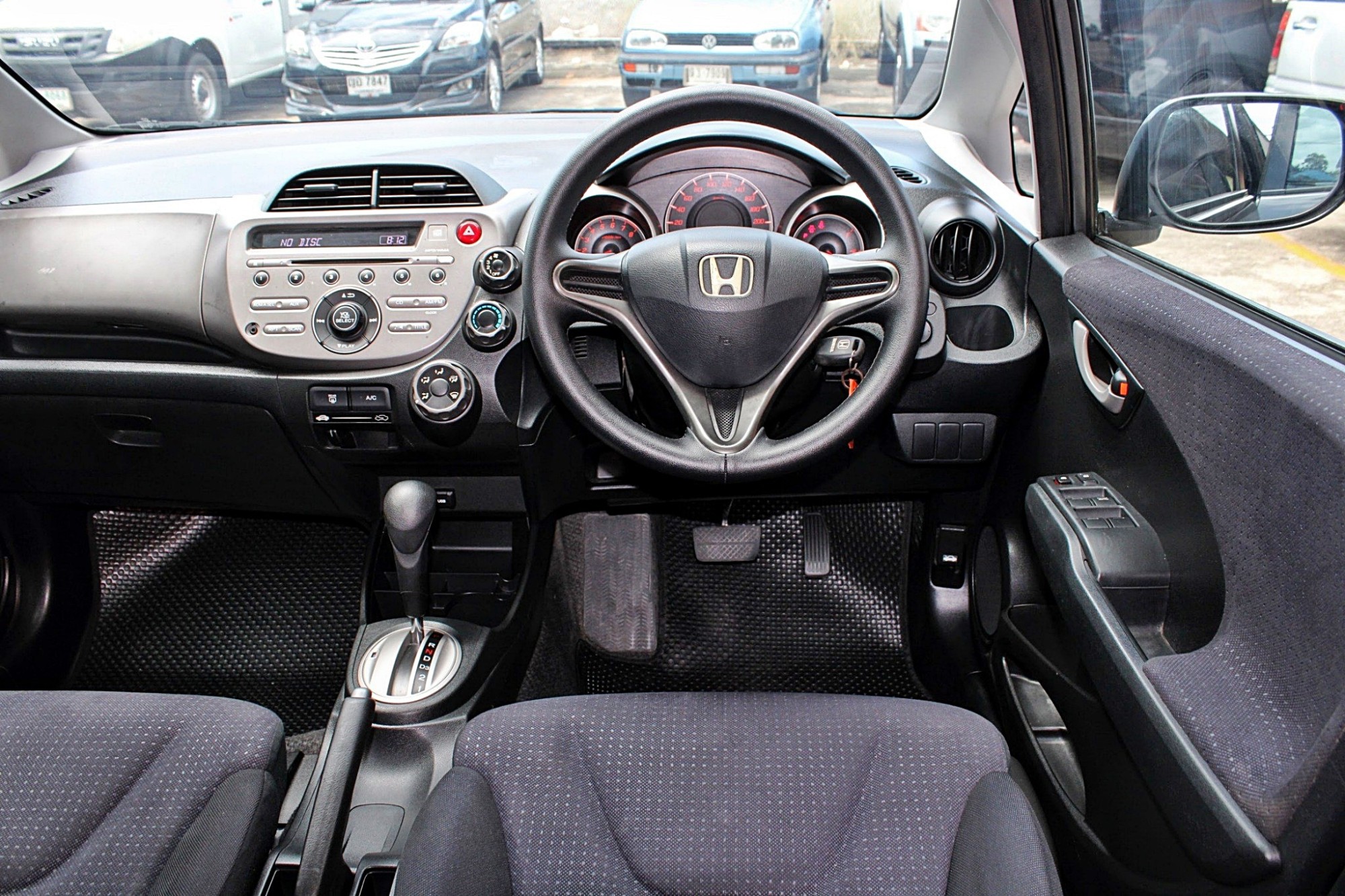 2011 Honda Jazz GE 1.5 V i-VTEC AT สีเทา เกียร์ออโต้ เบาะผ้าเดิม ไม่เคยมีอุบัติเหตุหนัก ไม่เคยแก๊ส ขับดี เครื่องช่วงล่างดีเลย จัดได้ท่วม ฟรีดาวน์ได้ (รูปที่ 6)
