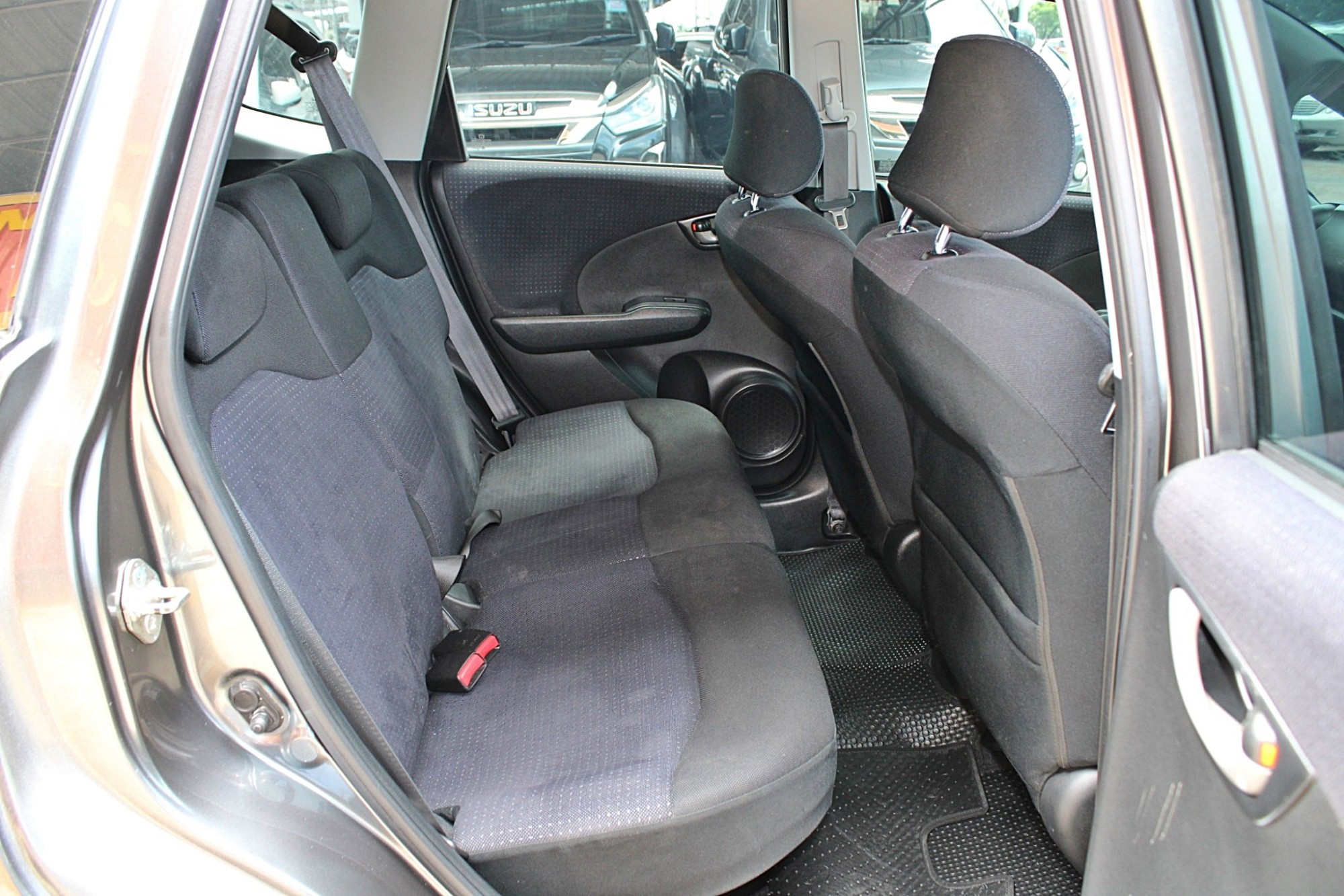 2011 Honda Jazz GE 1.5 V i-VTEC AT สีเทา เกียร์ออโต้ เบาะผ้าเดิม ไม่เคยมีอุบัติเหตุหนัก ไม่เคยแก๊ส ขับดี เครื่องช่วงล่างดีเลย จัดได้ท่วม ฟรีดาวน์ได้ (รูปที่ 10)