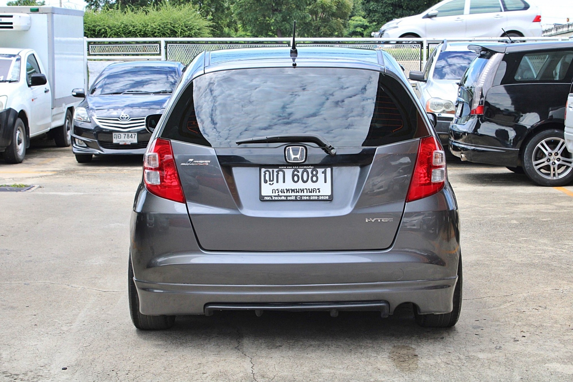 2011 Honda Jazz GE 1.5 V i-VTEC AT สีเทา เกียร์ออโต้ เบาะผ้าเดิม ไม่เคยมีอุบัติเหตุหนัก ไม่เคยแก๊ส ขับดี เครื่องช่วงล่างดีเลย จัดได้ท่วม ฟรีดาวน์ได้ (รูปที่ 8)
