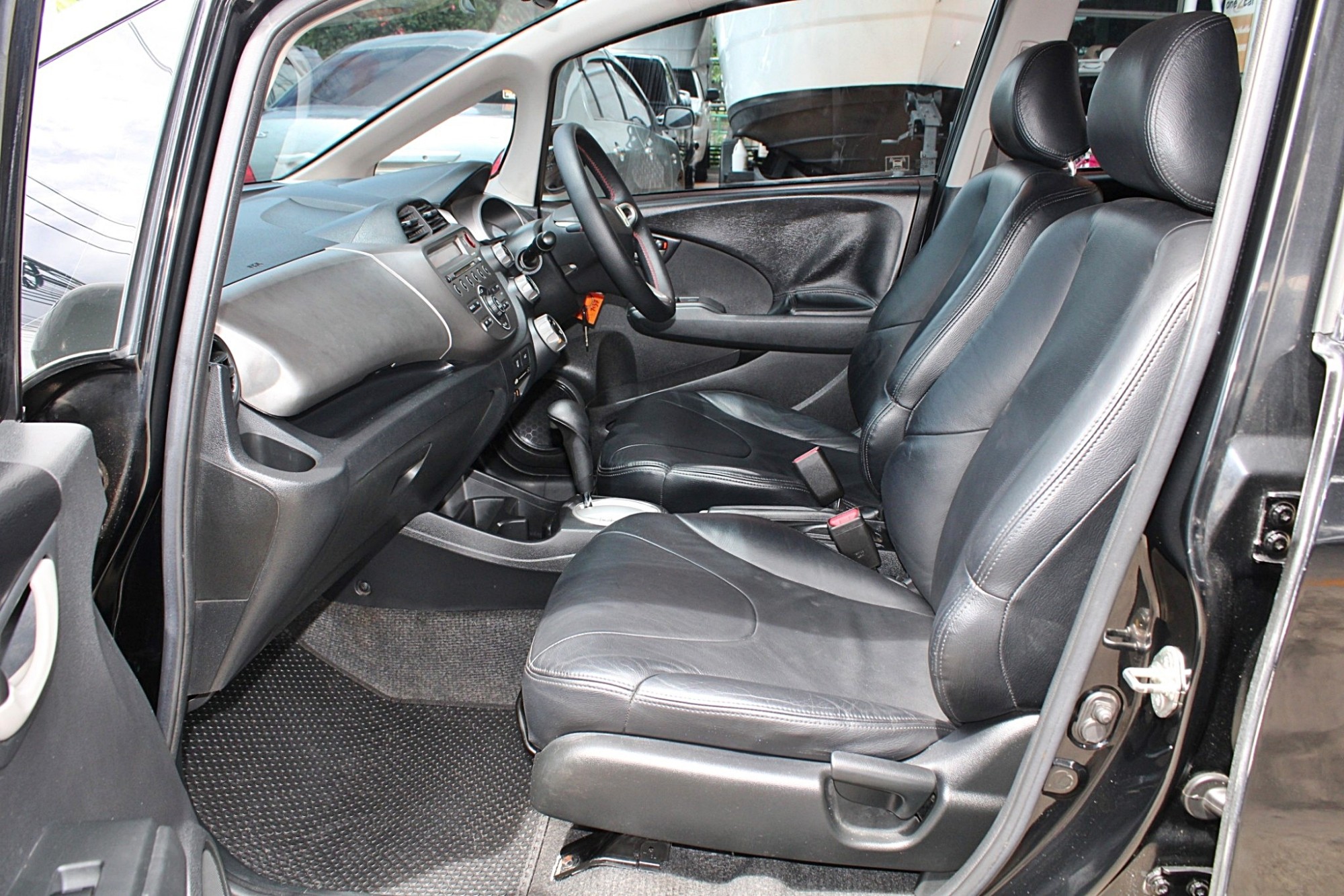 2012 Honda Jazz GE 1.5 V i-VTEC Hatchback AT สีดำ เกียร์ออโต้ CVT เบาะหนัง ภายในดำ Airbag Abs ดิสเบรค4ล้อ ไม่มีอุบัติเหตุ บอดี้สวยครับ (รูปที่ 10)