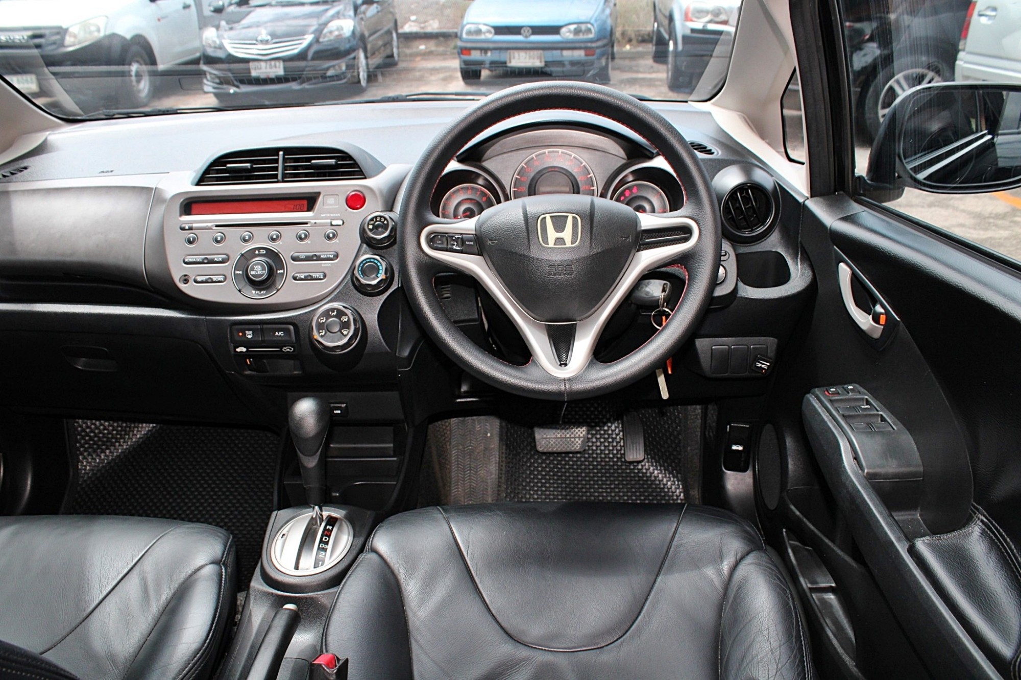 2012 Honda Jazz GE 1.5 V i-VTEC Hatchback AT สีดำ เกียร์ออโต้ CVT เบาะหนัง ภายในดำ Airbag Abs ดิสเบรค4ล้อ ไม่มีอุบัติเหตุ บอดี้สวยครับ (รูปที่ 12)