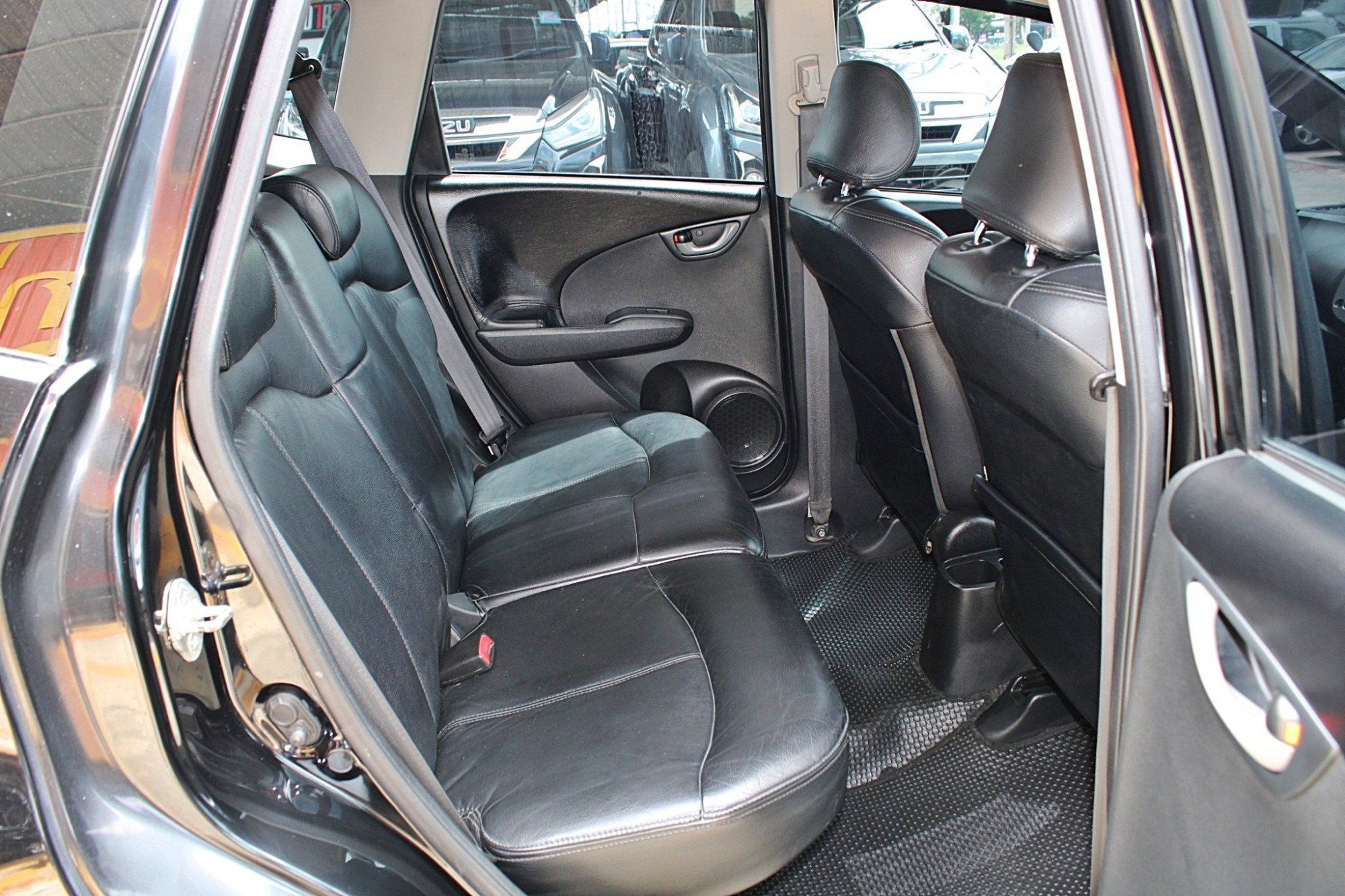 2012 Honda Jazz GE 1.5 V i-VTEC Hatchback AT สีดำ เกียร์ออโต้ CVT เบาะหนัง ภายในดำ Airbag Abs ดิสเบรค4ล้อ ไม่มีอุบัติเหตุ บอดี้สวยครับ (รูปที่ 4)