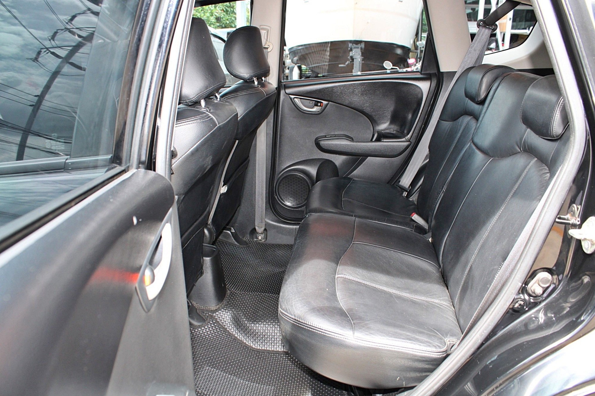 2012 Honda Jazz GE 1.5 V i-VTEC Hatchback AT สีดำ เกียร์ออโต้ CVT เบาะหนัง ภายในดำ Airbag Abs ดิสเบรค4ล้อ ไม่มีอุบัติเหตุ บอดี้สวยครับ (รูปที่ 8)
