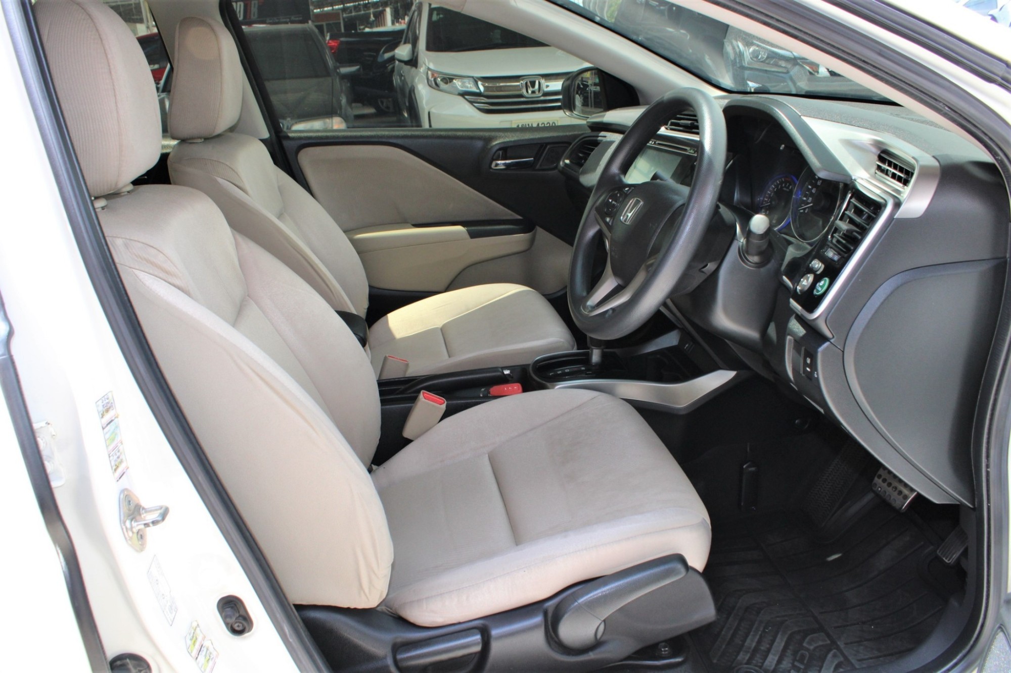 2016 Honda City 1.5 V+ i-VTEC AT สีขาว เกียร์ออโต้ มือแรกออกห้าง ไม่มีอุบัติเหตุมาก่อน ปุ่มสต้าท เบาะหนัง รถคลีนมาก ใครหาอยู่ไม่ผิดหวัง (รูปที่ 4)