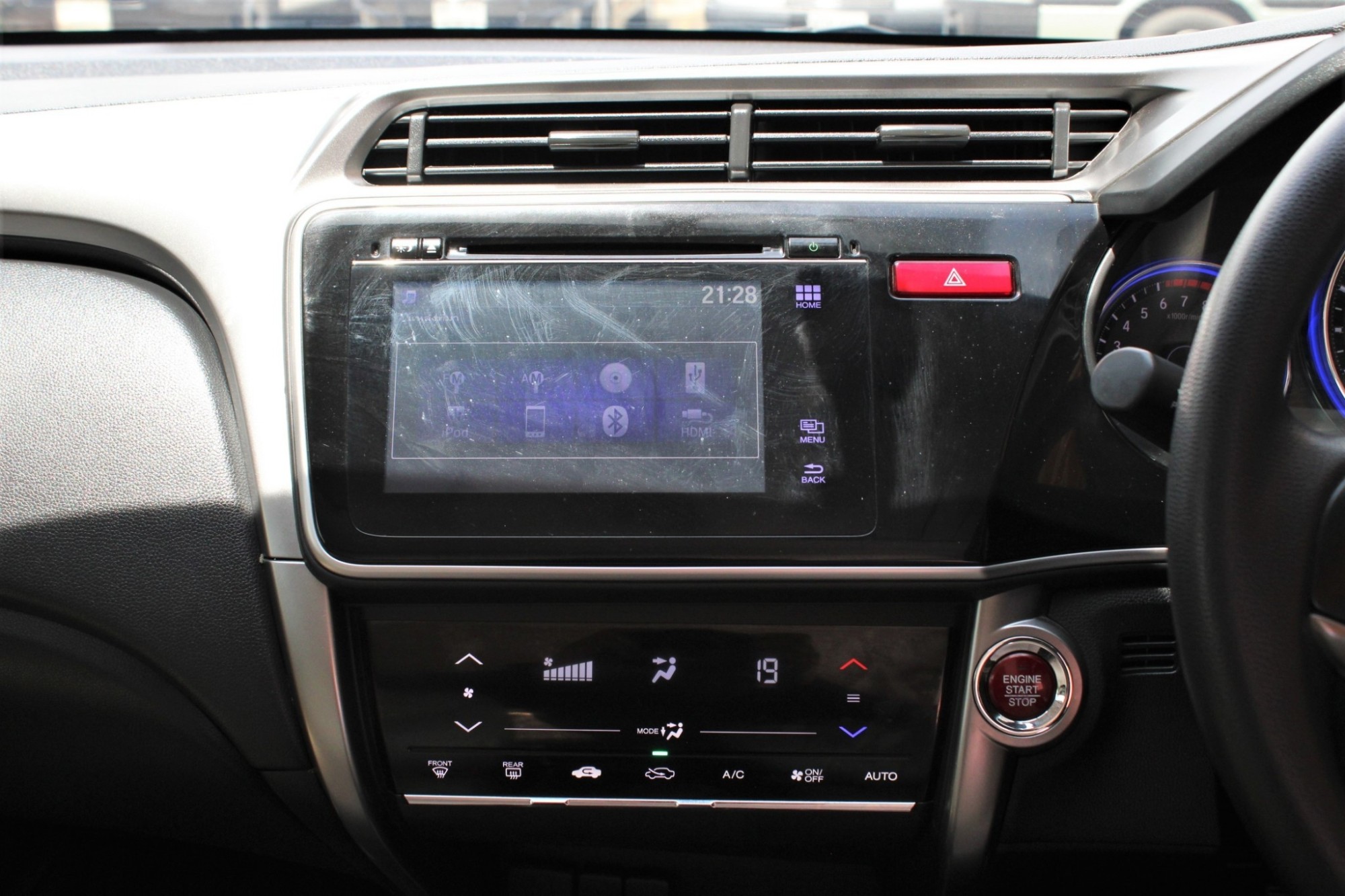 2016 Honda City 1.5 V+ i-VTEC AT สีขาว เกียร์ออโต้ มือแรกออกห้าง ไม่มีอุบัติเหตุมาก่อน ปุ่มสต้าท เบาะหนัง รถคลีนมาก ใครหาอยู่ไม่ผิดหวัง (รูปที่ 10)