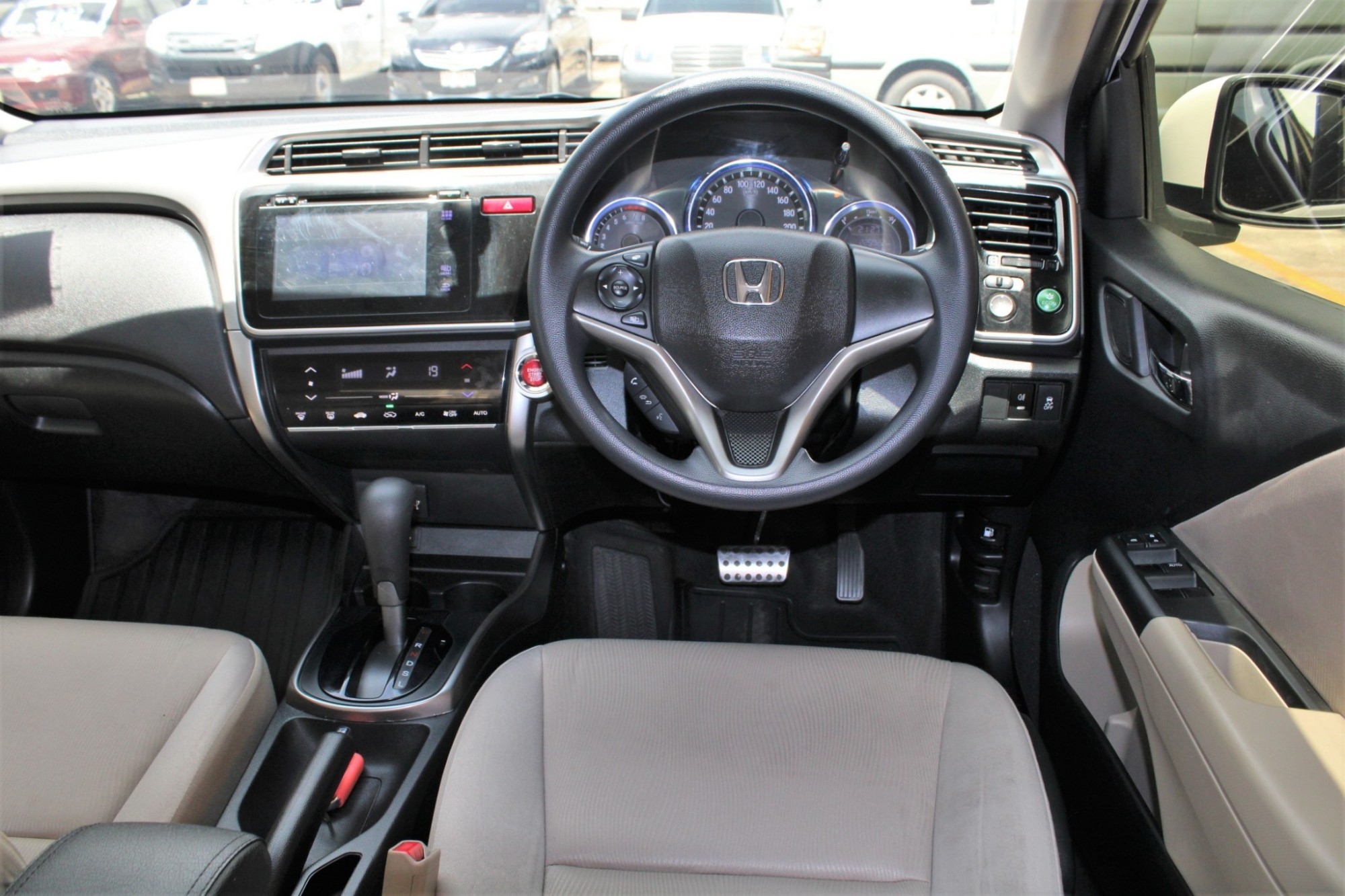 2016 Honda City 1.5 V+ i-VTEC AT สีขาว เกียร์ออโต้ มือแรกออกห้าง ไม่มีอุบัติเหตุมาก่อน ปุ่มสต้าท เบาะหนัง รถคลีนมาก ใครหาอยู่ไม่ผิดหวัง (รูปที่ 9)